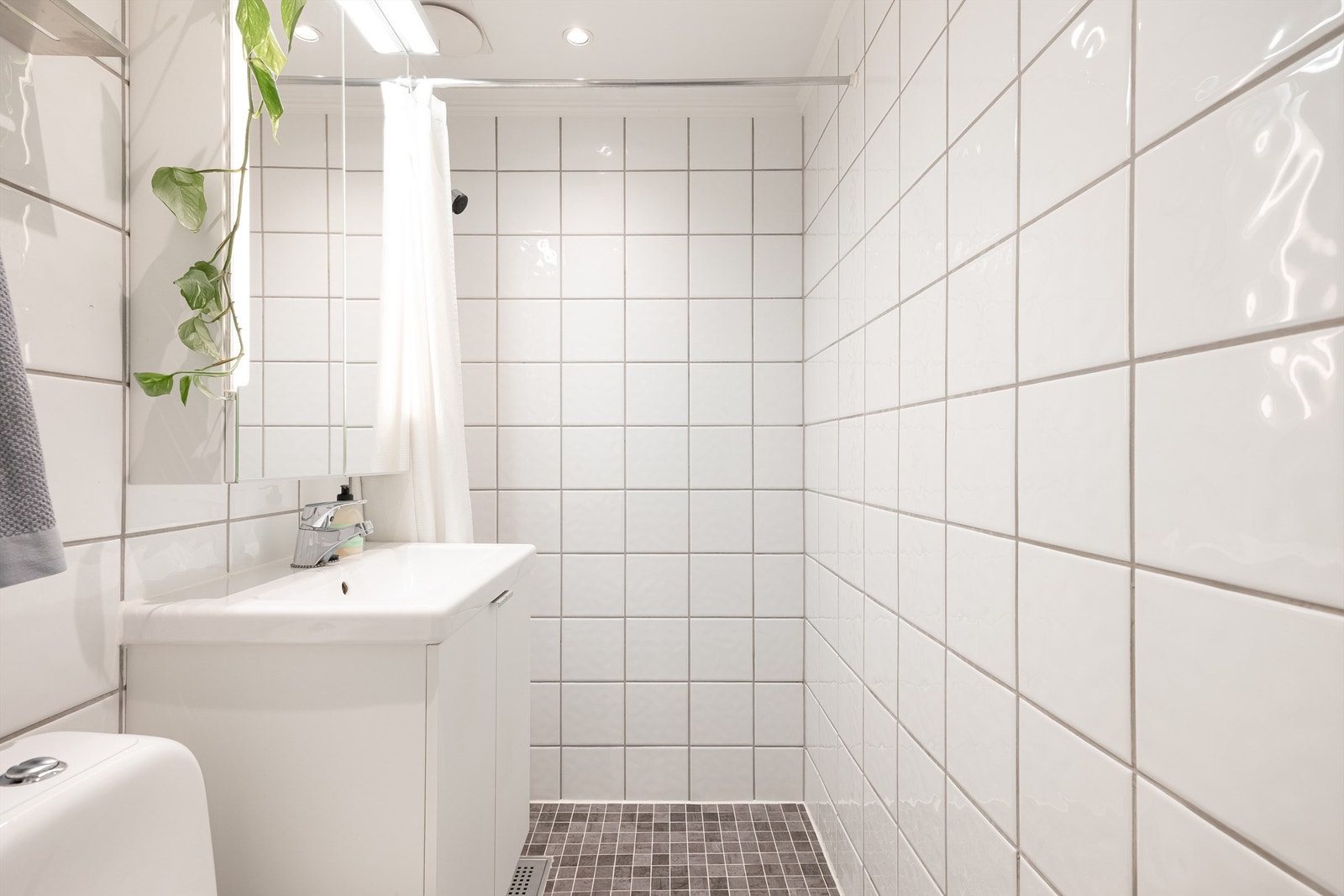 Vaskemaskinen er plassert på kjøkkenet og medfølger ved salg. Galleribilde