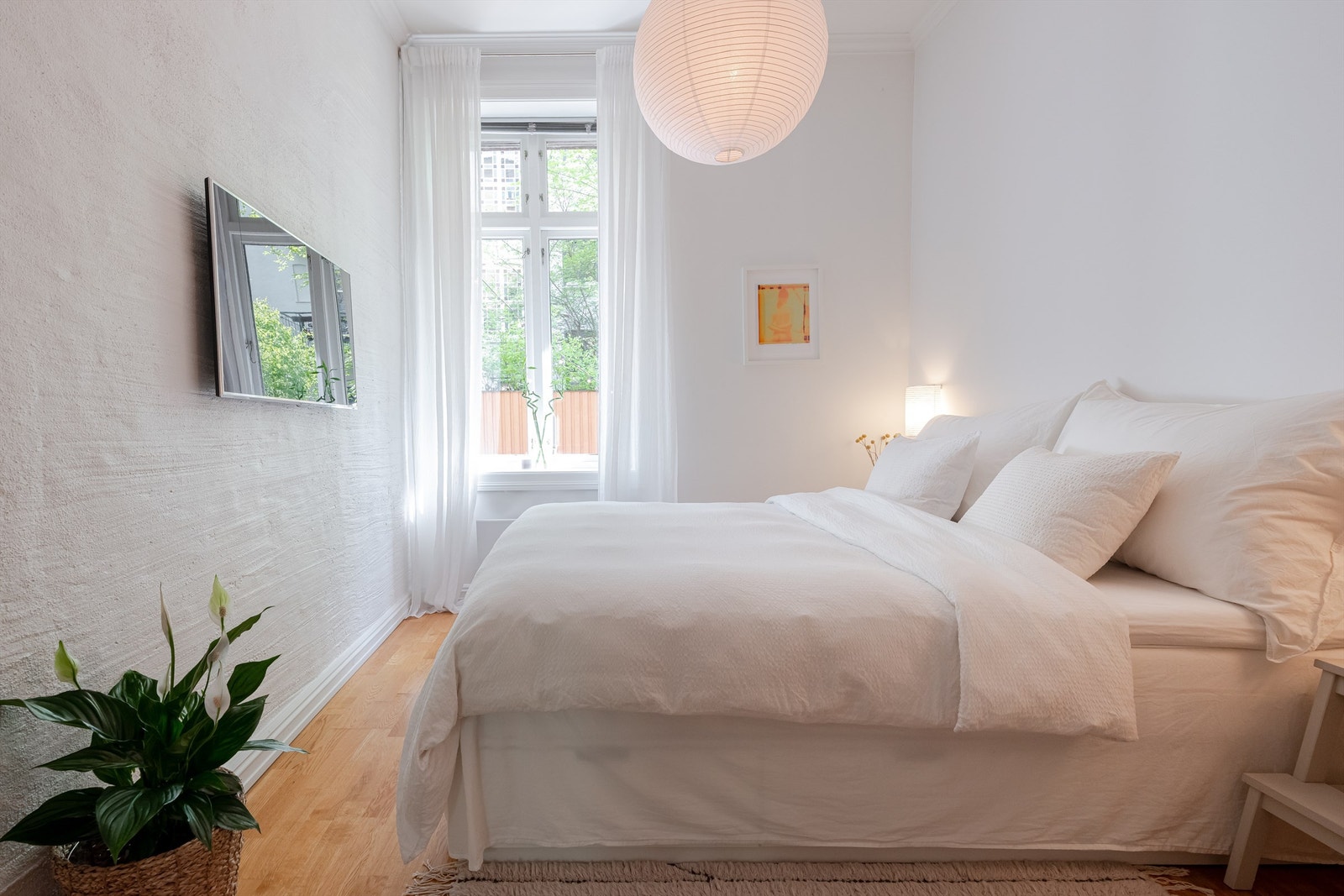 Her er det plass til dobbeltseng, tilhørende nattbord og garderobeskap. Galleribilde