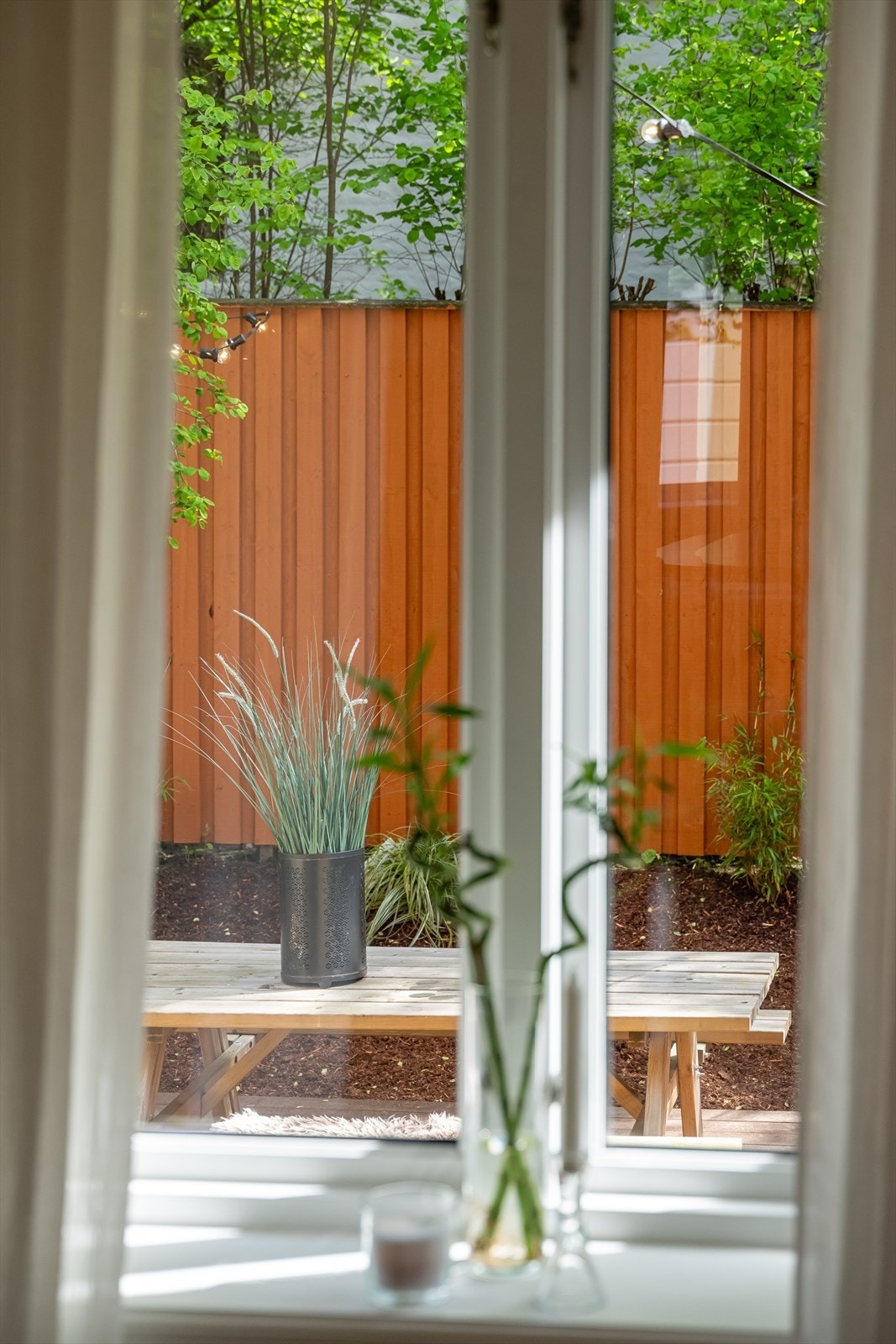 Hyggelig utsyn til sameiets bakgård fra soverommet. Galleribilde