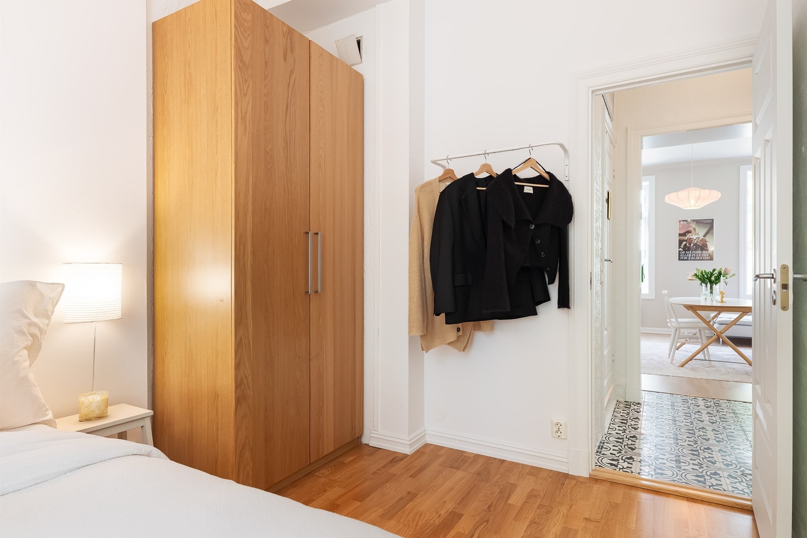 Garderobeskap medfølger ved salg. Galleribilde