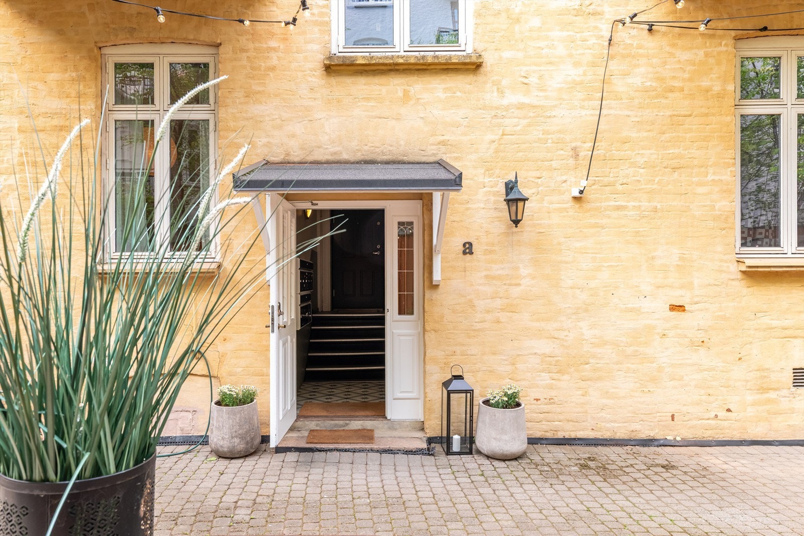 Boligen disponerer to kjellerboder på 4 m2. Den ene boden er plassert i samme oppgang med enkel adkomst fra kjellerstuen. Den andre boden er plassert i B oppgangen. Galleribilde