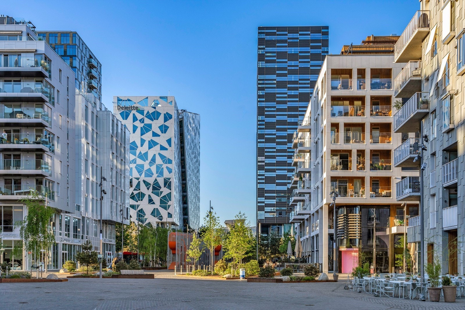 En spasertur fra leiligheten ligger Bjørvika hvor du finner en rekke servicetilbud og fasiliteter. Galleribilde