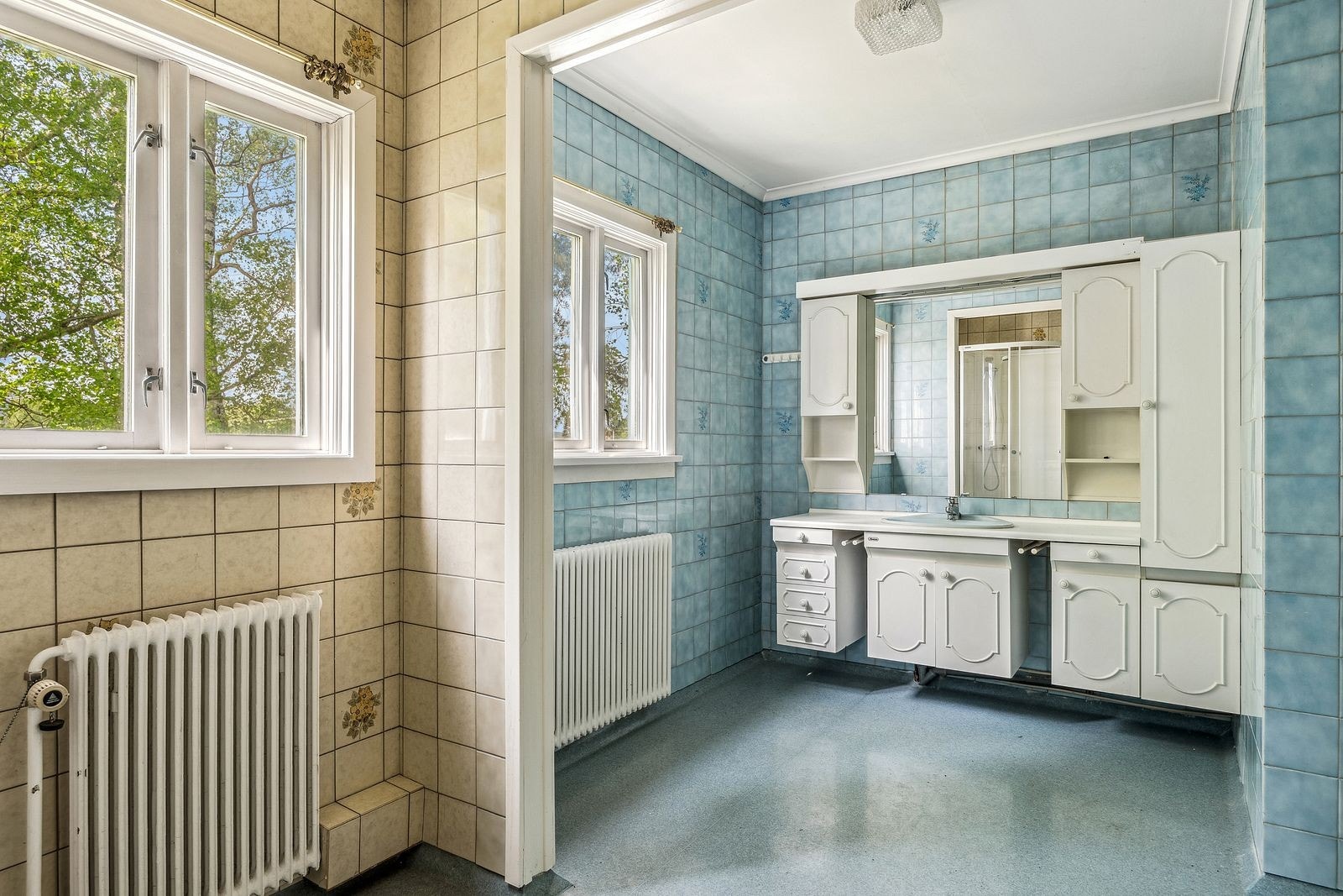 Romslig bad med sevant og dusjkabinett. Galleribilde