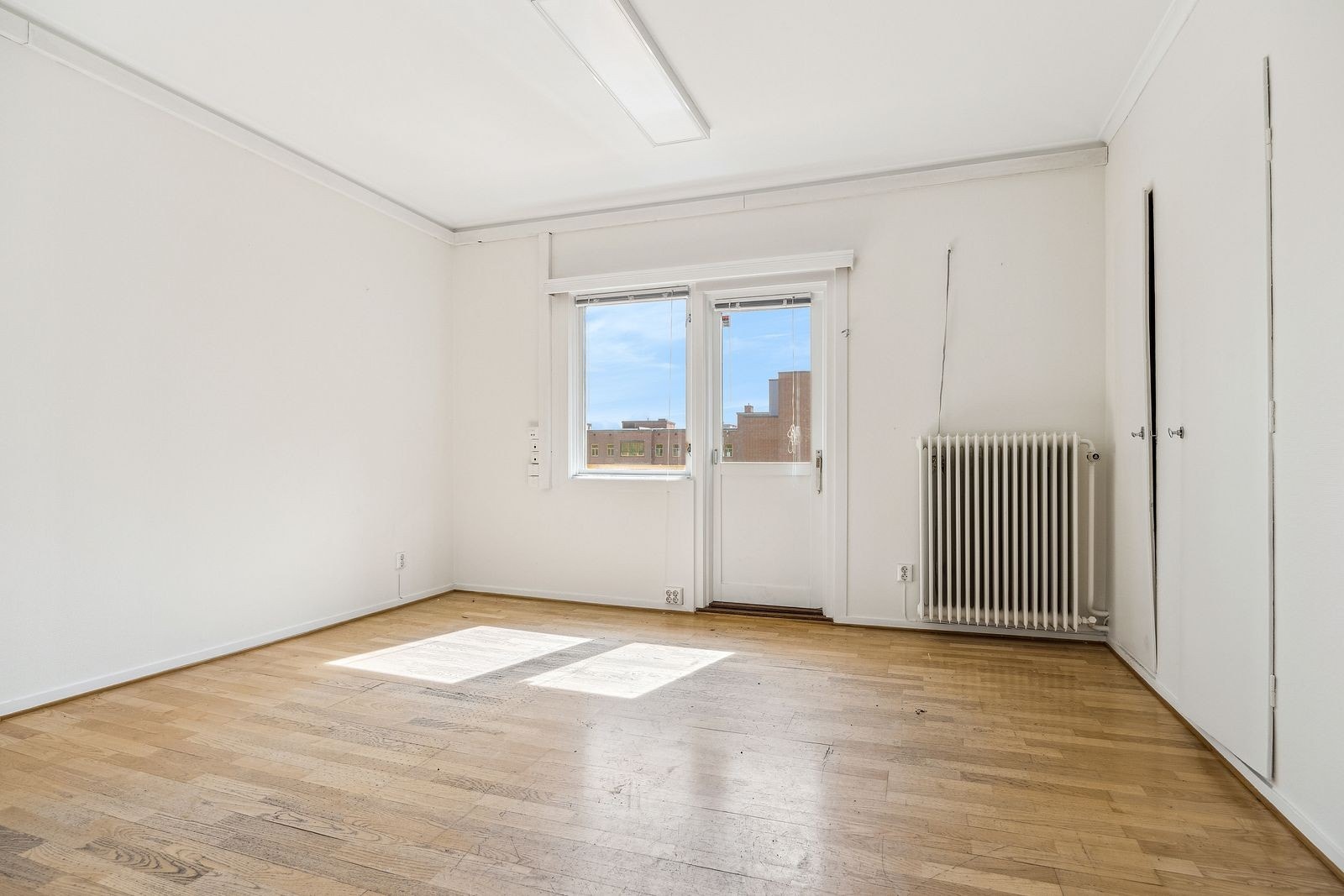 Soverom nr. 1 med utgang til balkong. Galleribilde