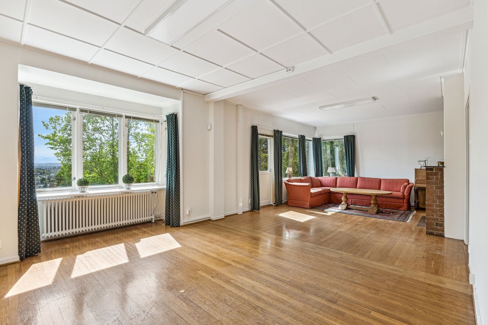 Stue og spisestue med god plass til møbler. Galleribilde