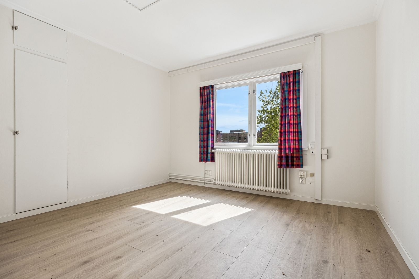 Soverom nr. 2 med god plass til dobbeltseng og garderobeløsning. Galleribilde