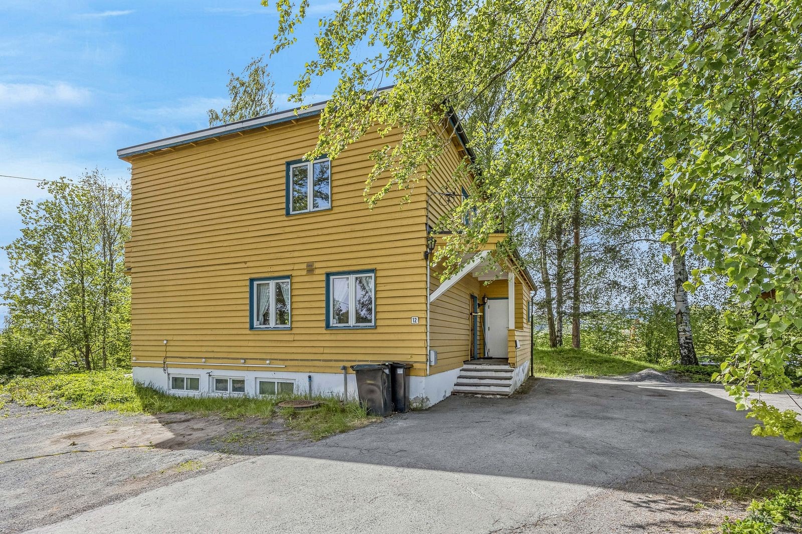 Fasadebilde, plass for flere biler foran huset. Galleribilde