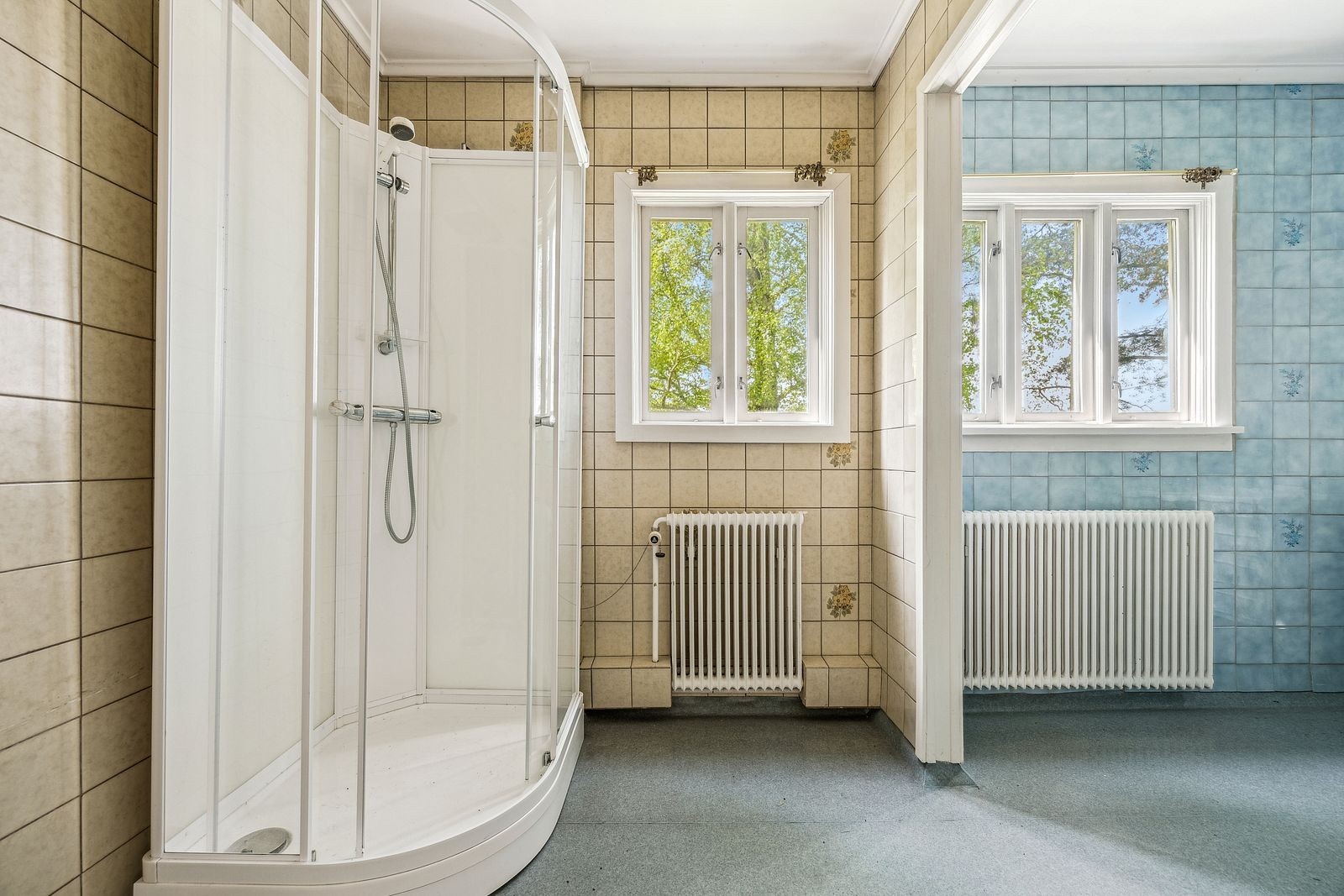 Romslig bad med sevant og dusjkabinett. Galleribilde