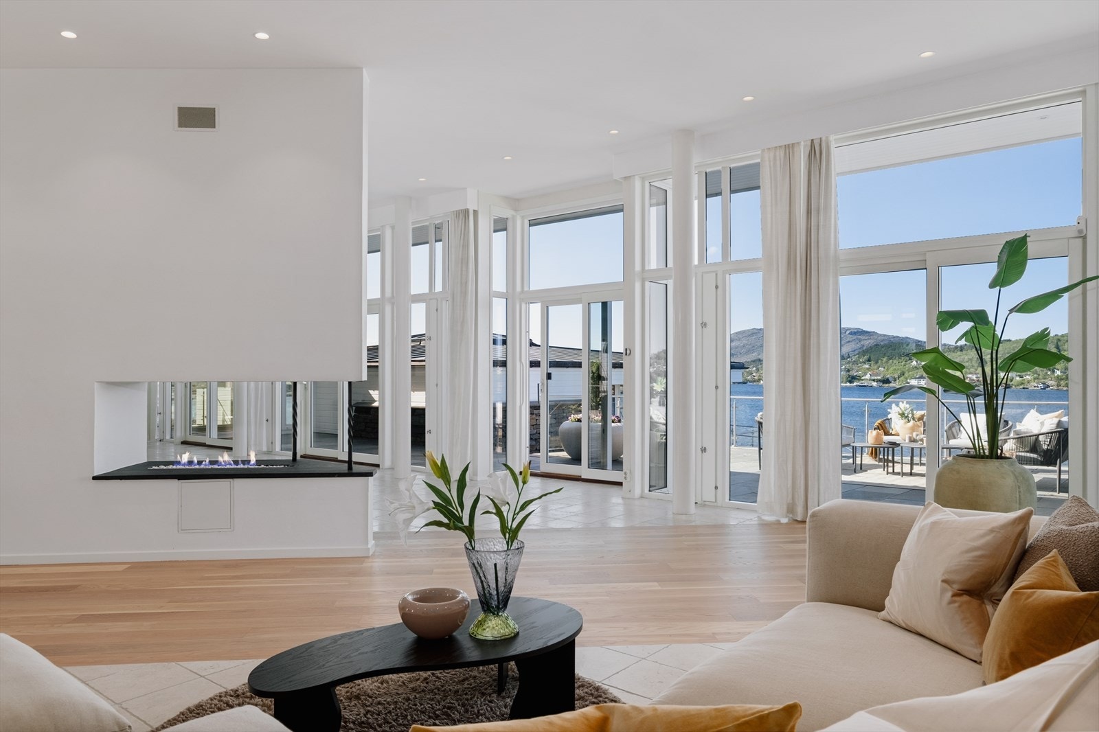 Det er installert gasspeis som varmer og setter stemningen på de kalde dagene. Galleribilde