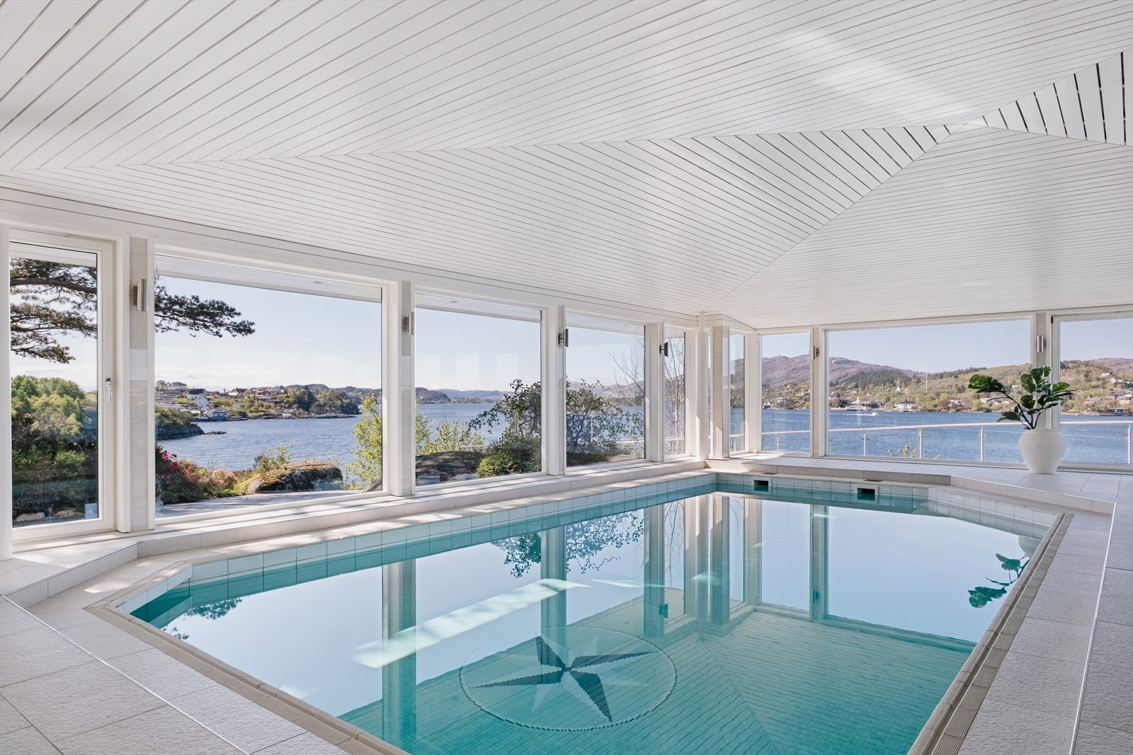 Boligen har også eget svømmebasseng med fantastisk utsikt. Galleribilde