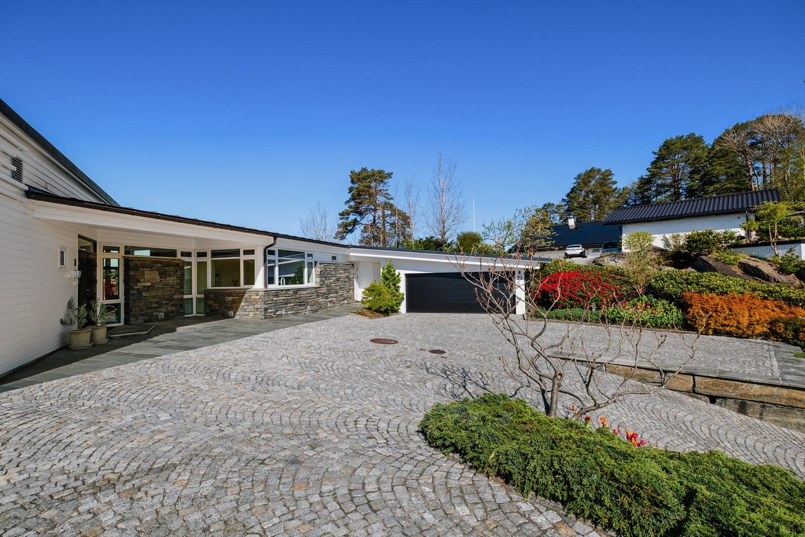 Det er romslig dobbelgarasje med to elbil-ladere. Galleribilde