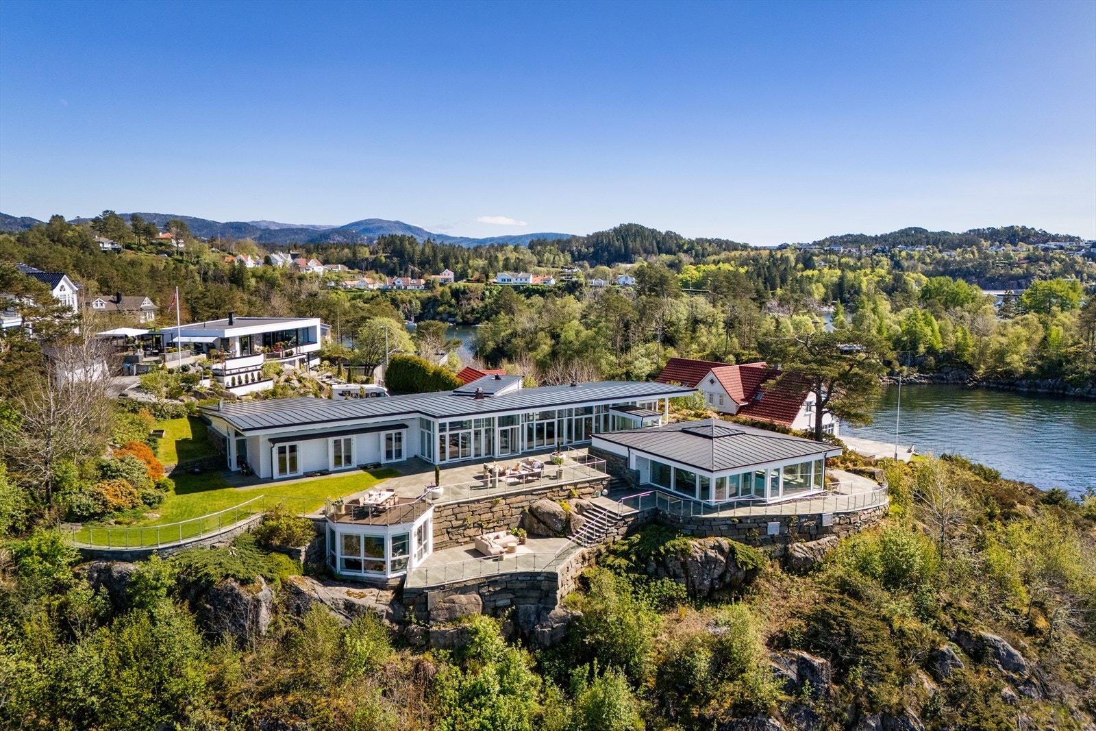 Boligen er arkitekttegnet og har eksklusive kvaliteter. Galleribilde