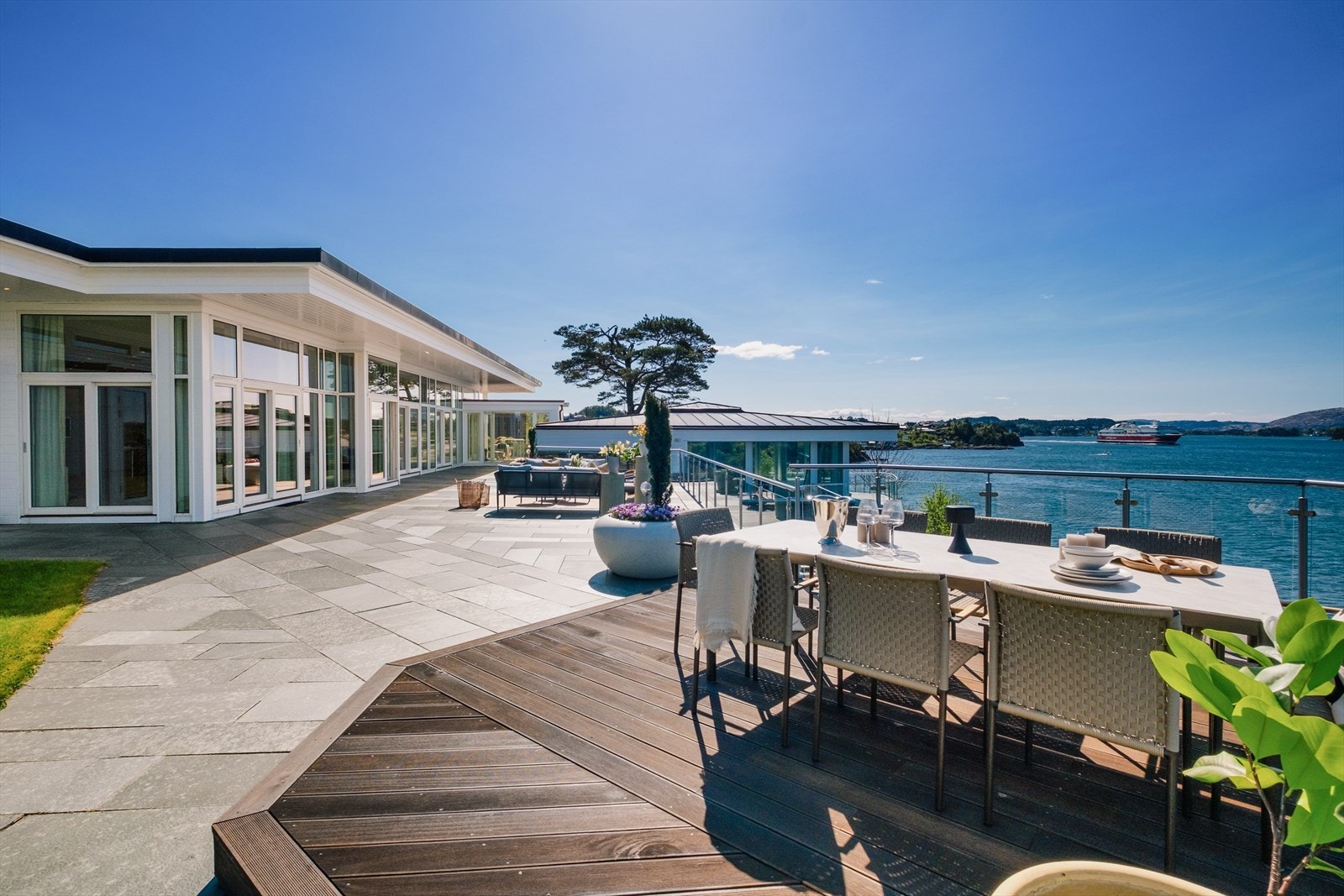 Det er flere herlige uteområder med eksepsjonelle sol- og utsiktsforhold. Galleribilde