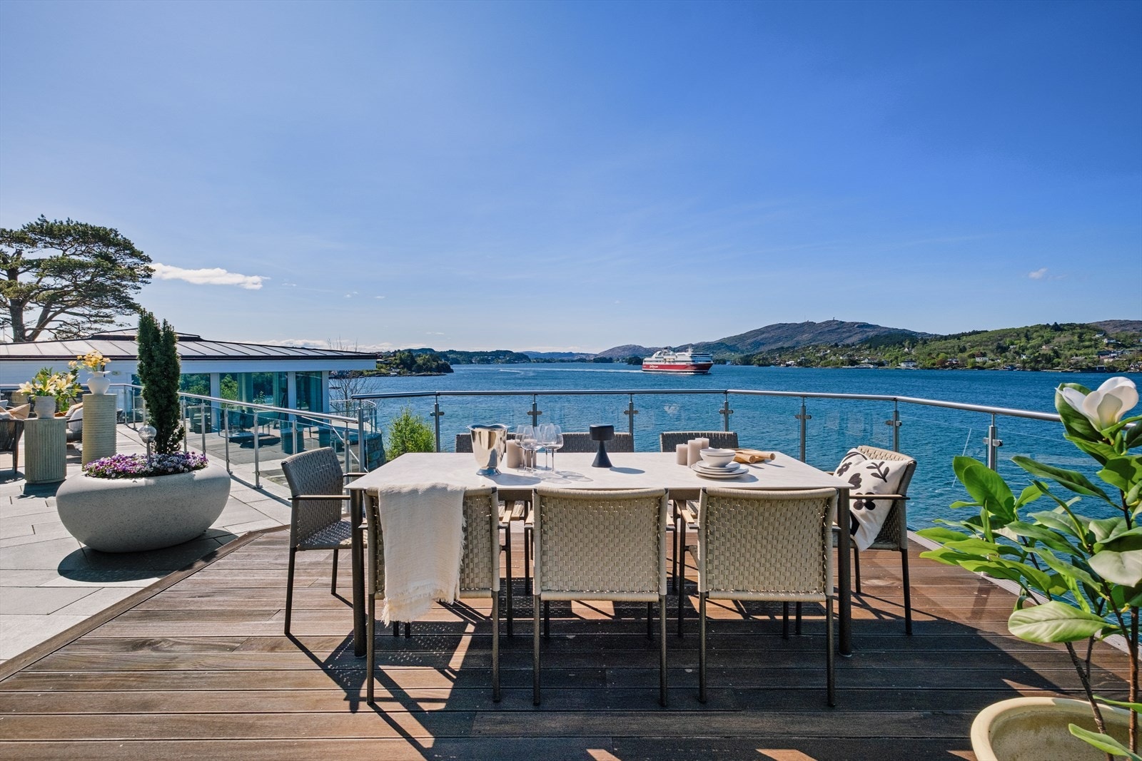 Inviter gjester til senesommerkvelder med denne fantastiske utsikten. Galleribilde