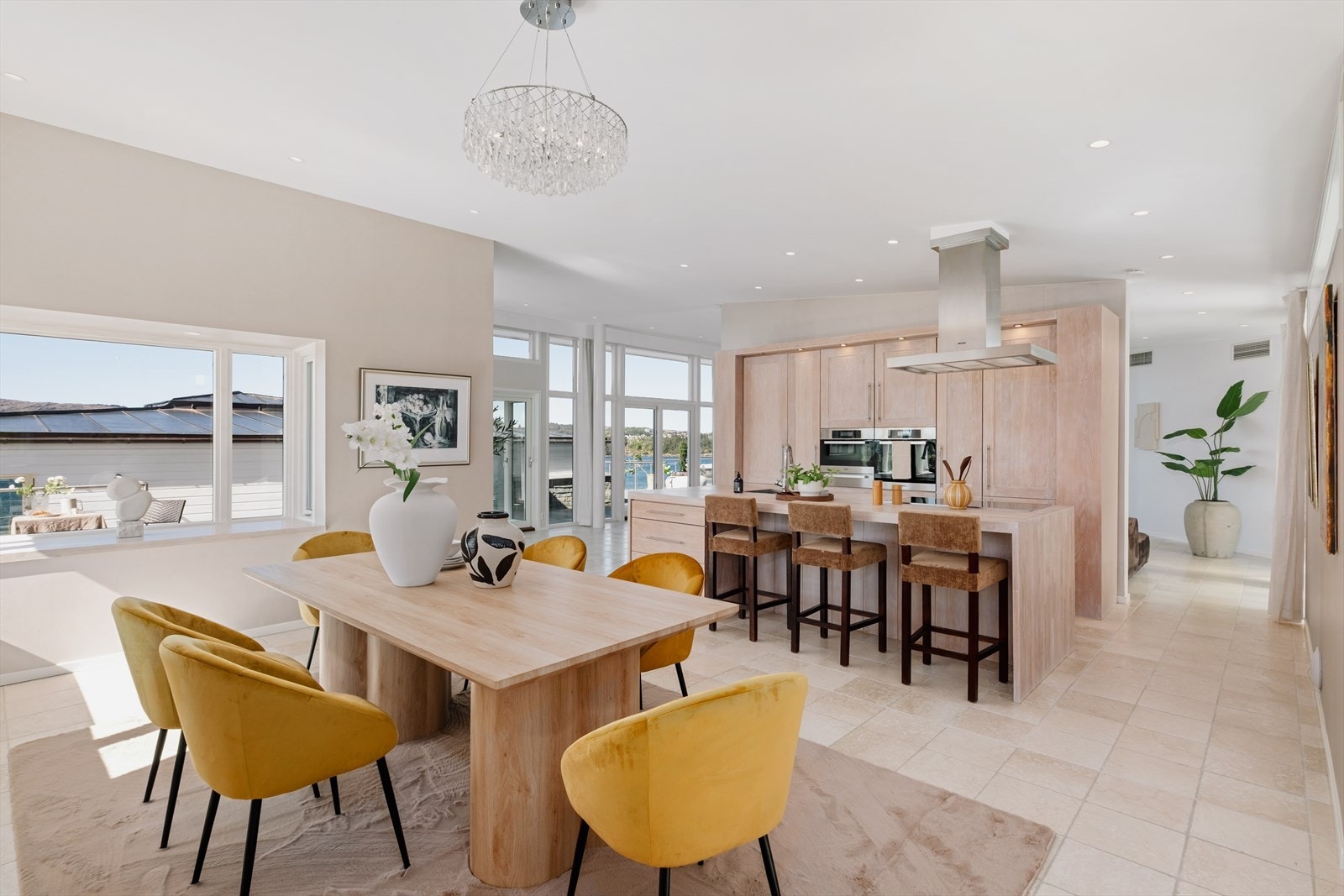 Her har du det du måtte trenge til store og små kokkekunster, gode arbeidsflater og rikelig med oppbevaringsplass. Galleribilde