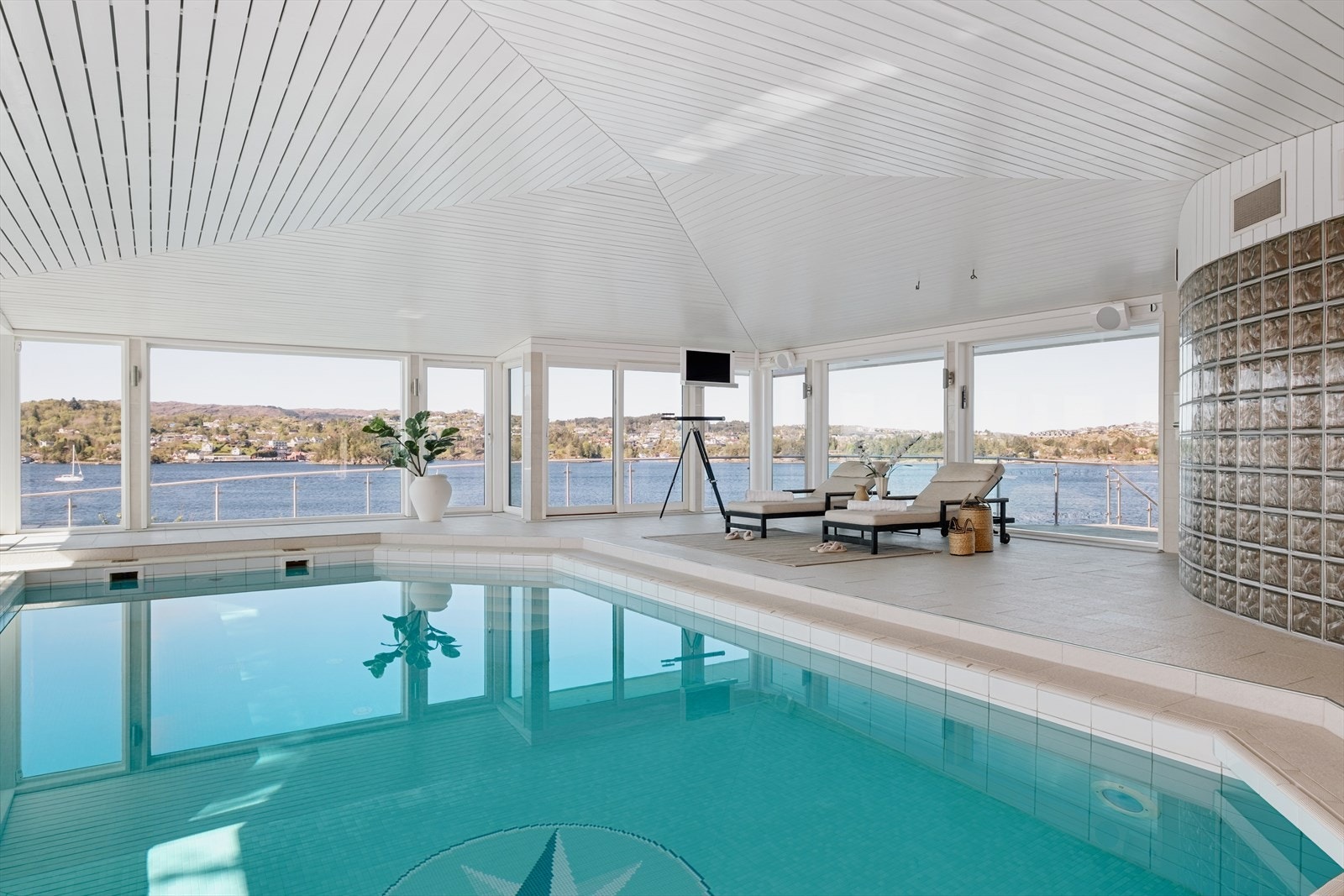 Her kan du nyte et herlig og avslappende bad med en upåklagelig utsikt. Galleribilde