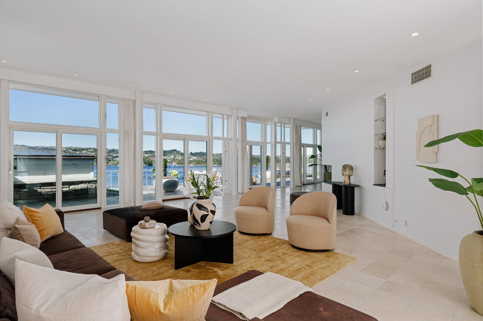 Det er store vinduer og høyt under taket som gir rommet mye naturlig lys. Galleribilde