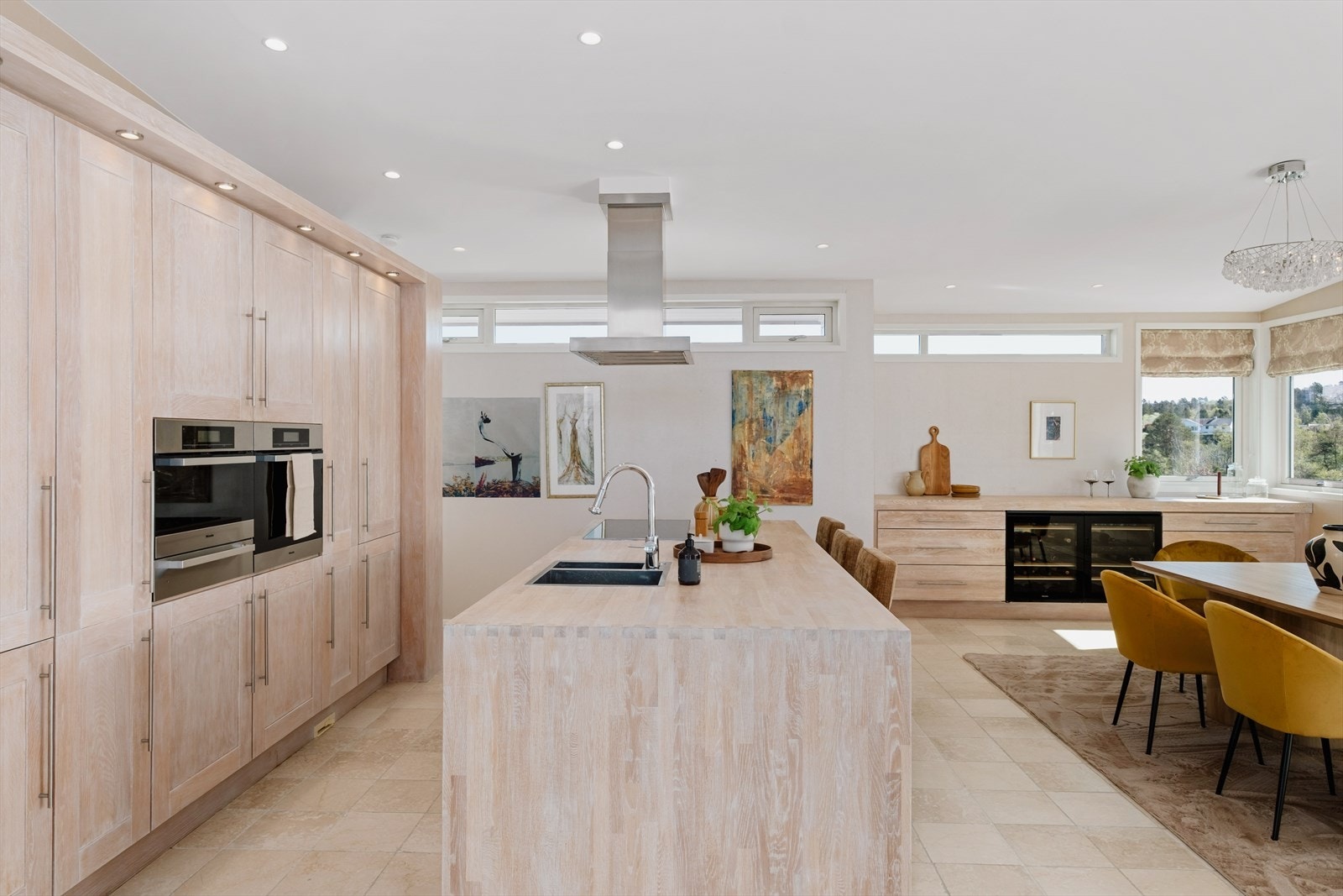 Kjøkkenet er svært romslig og måler 51,4 kvadratmeter. Galleribilde