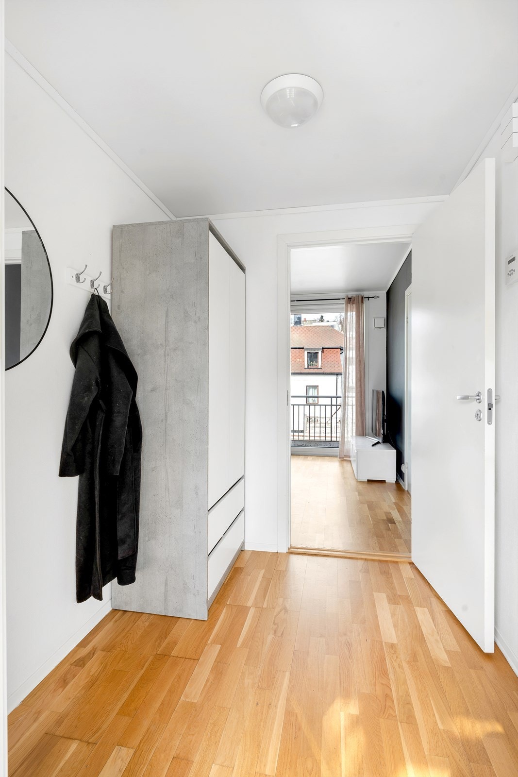 Entré med mulighet for oppheng av yttertøy og stort garderobeskap. Galleribilde