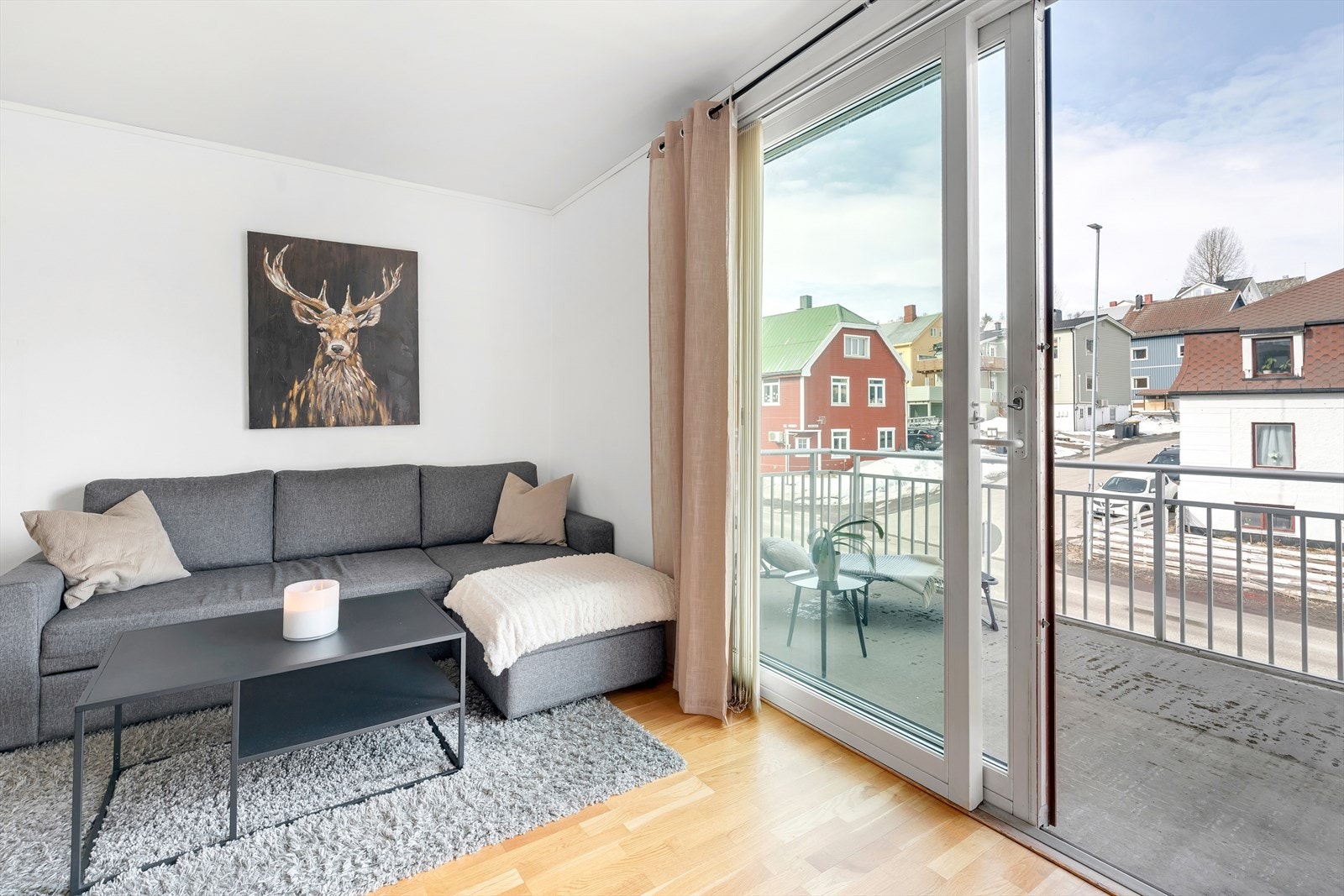 Fra stuen er det direkte utgang til vestvendt balkong. Galleribilde