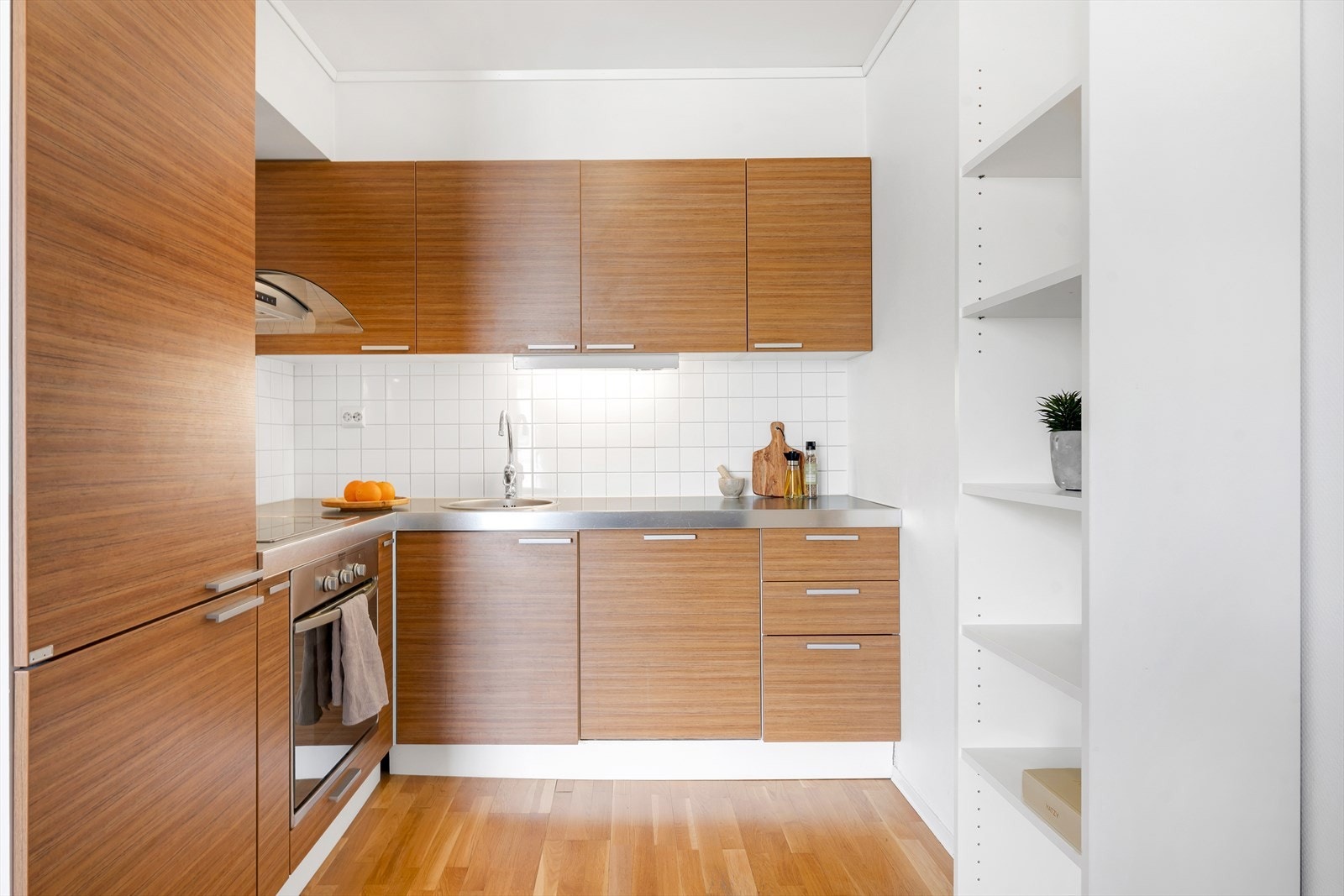 Flott kjøkken av god standard og med integrerte hvitevarer. Galleribilde