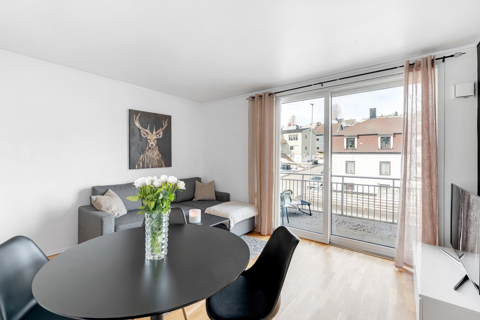 Store vinduer som slipper inn rikelig med naturlig lys. Galleribilde