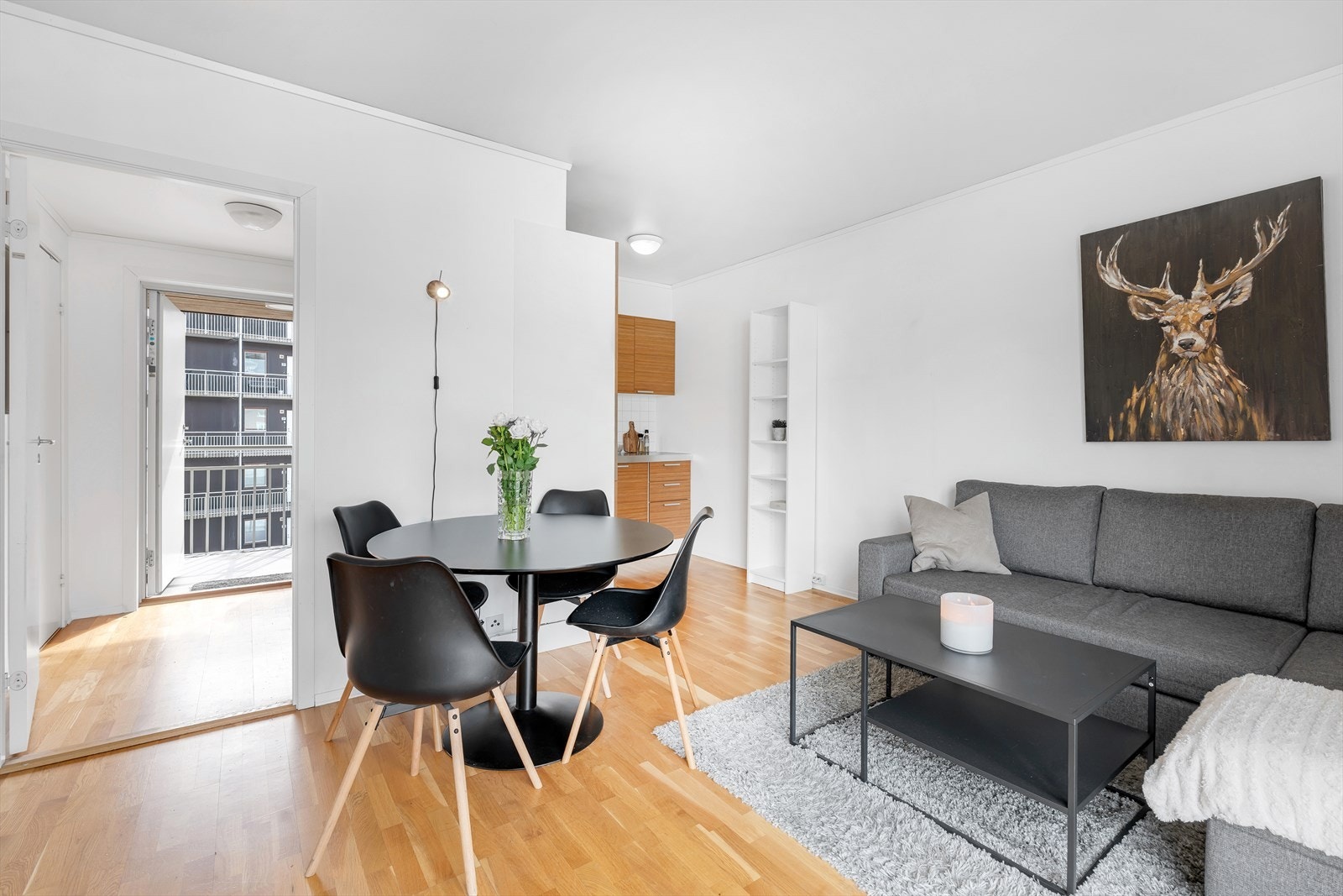 Parkettgulv med vannbåren gulvvarme og overflater malt i lyse farger. Galleribilde