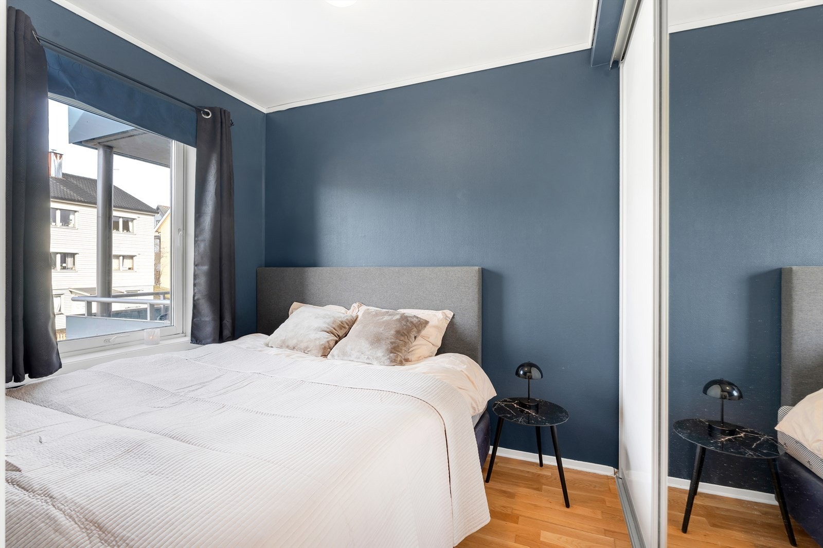 Romslig soverom med praktisk garderobeskap. Galleribilde