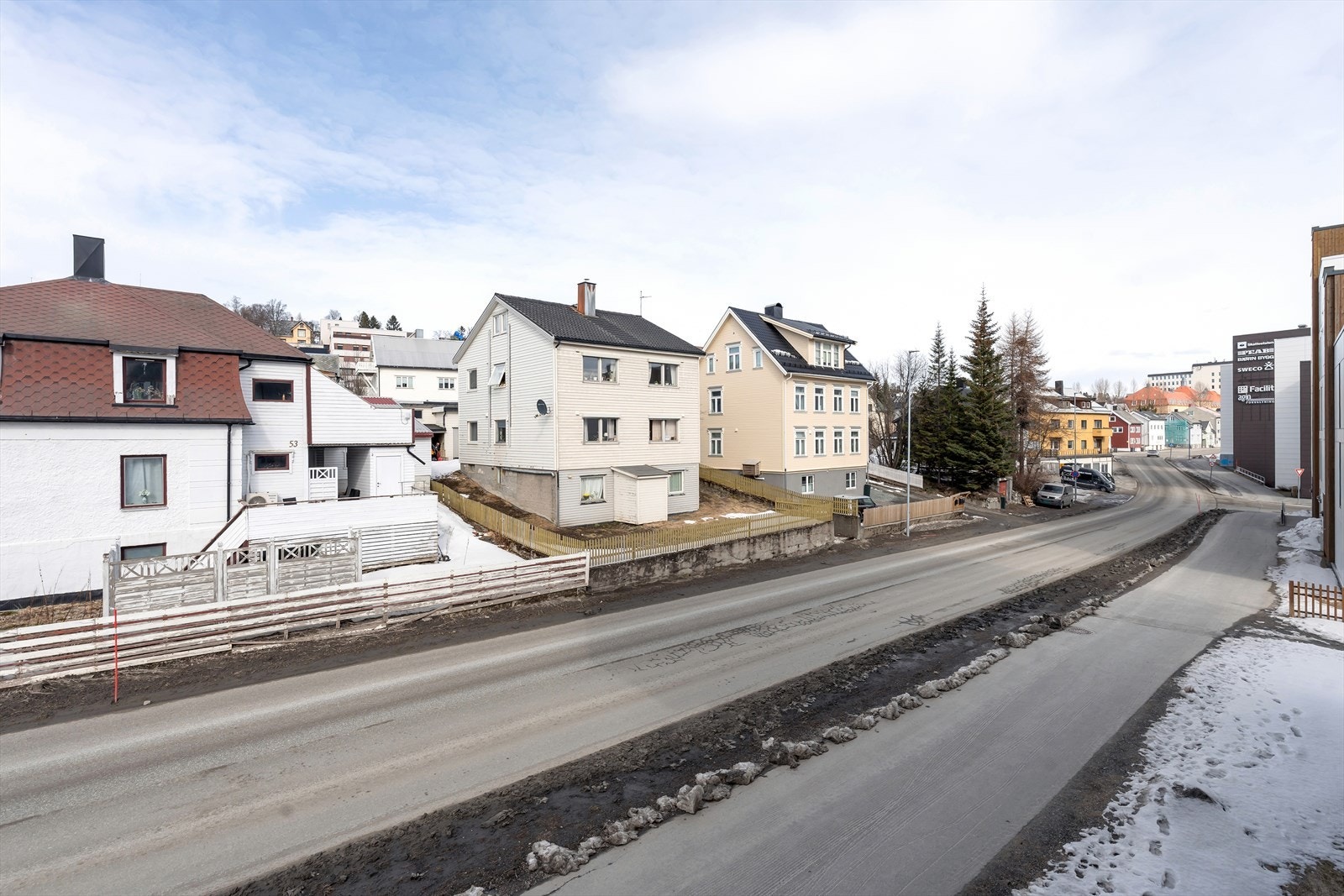 Like ved ligger nærbutikken Coop Extra og Kiwi og det er gangavstand til sentrum. Galleribilde