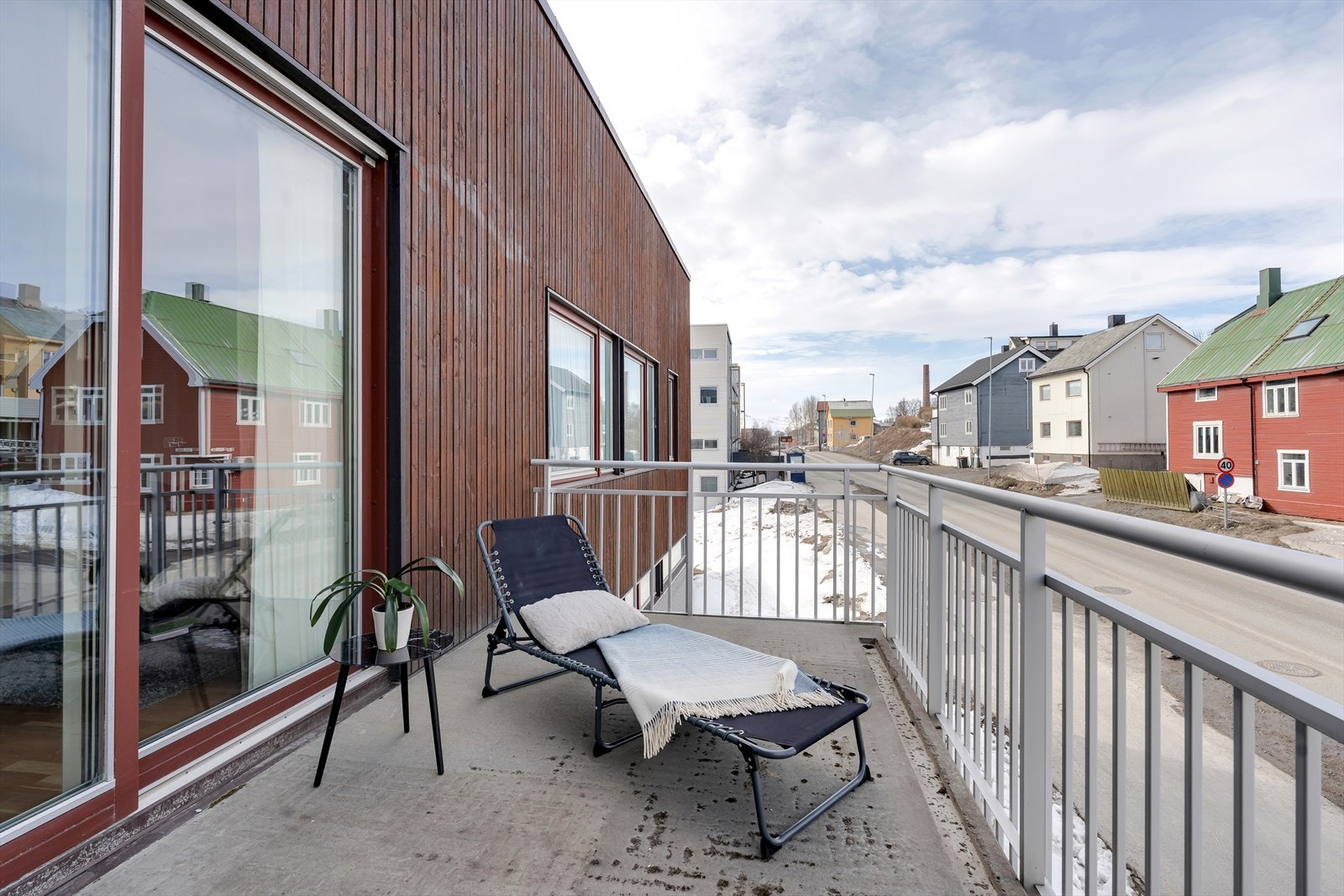 Attraktiv balkong med utsikt over området, samt gode solforhold. Flott oppholdssted en varm sommerdag! Galleribilde