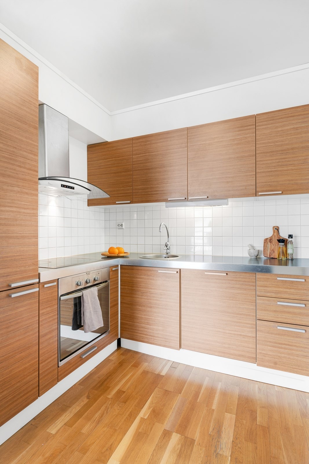 Kjøkken med god skap- og benkeplass. Galleribilde