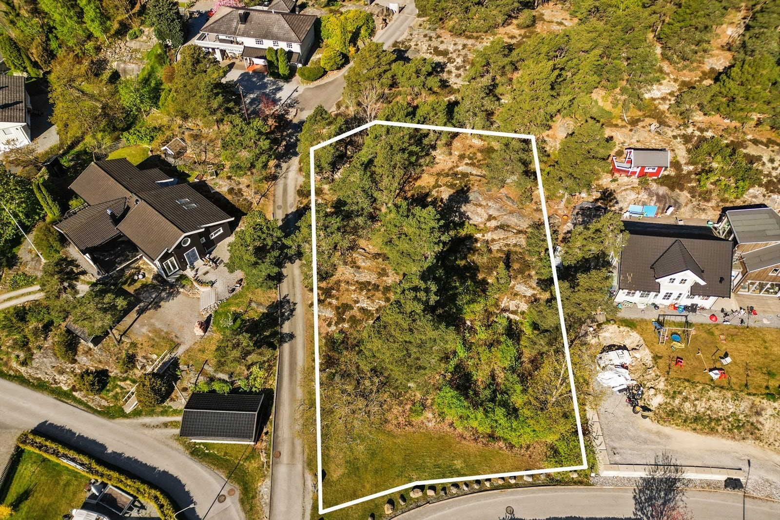 Ikke nøyaktig tomtegrenseangivelse, omtrentlig og kun for orientering Galleribilde