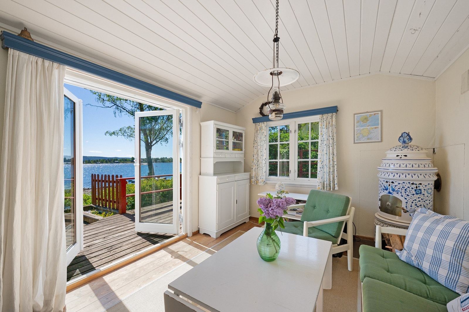 Stuen har ildsted som varmer godt og doble dører ut til terrassen. Galleribilde