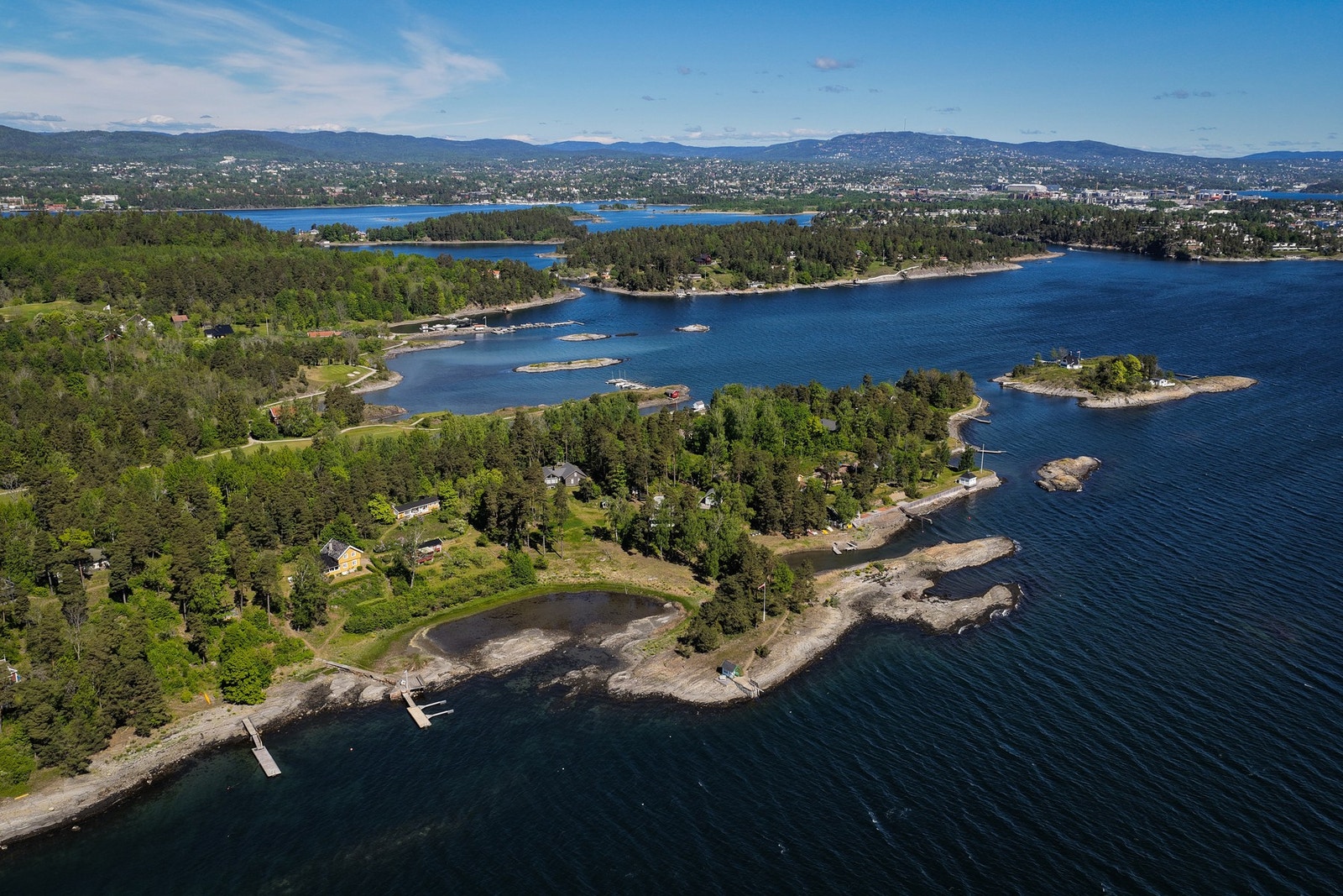 Eiendommen ligger ytterst på Oustøen på området Lille Oust. Galleribilde