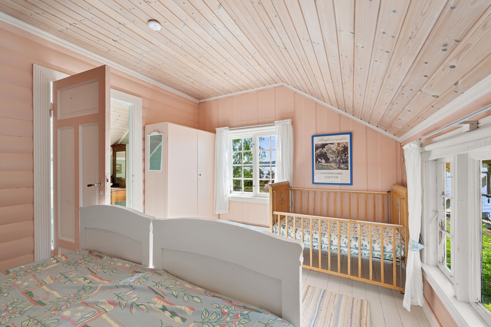 Soverom nr. 4. Det er totalt ca. 20 sengeplasser samlet i alle boliger/anneks på landstedet. Galleribilde