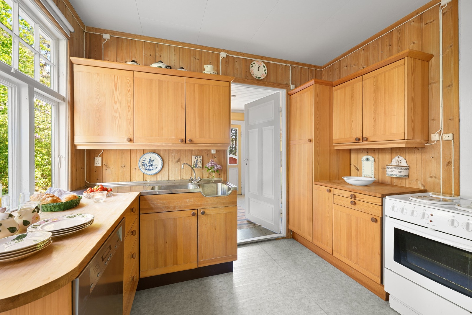 Alt av hvitevarer på kjøkkenet medfølger. Galleribilde