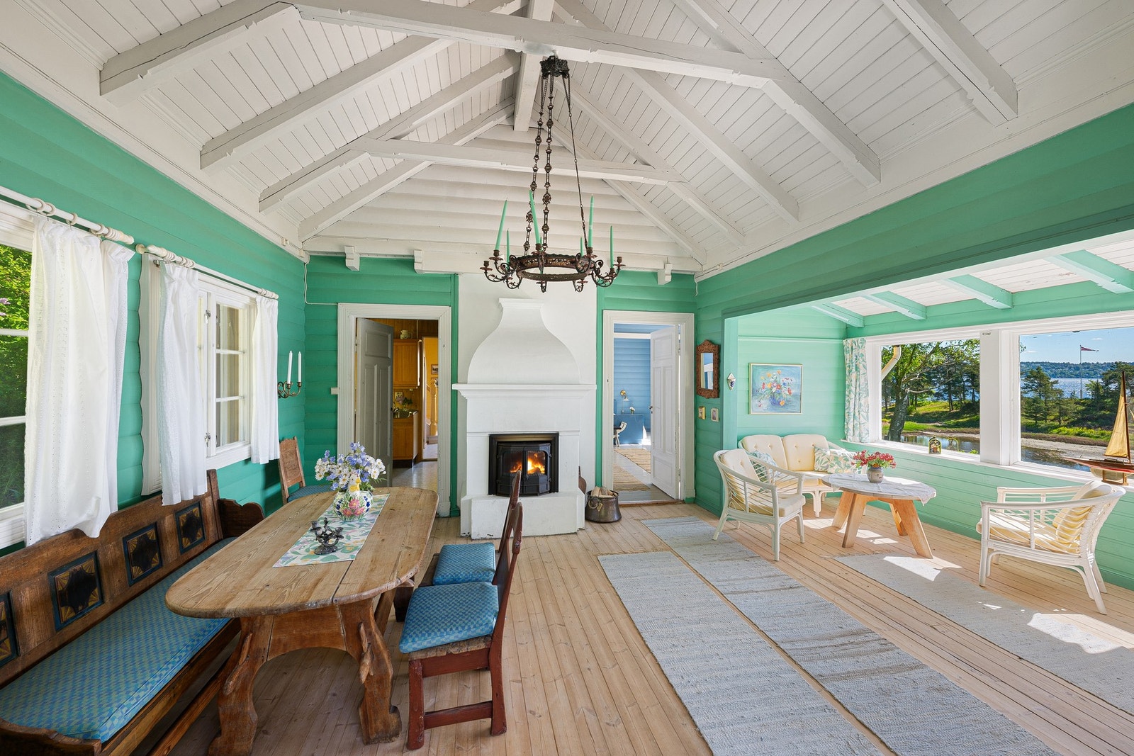 Kjøkkenet rett frem og soverom nr. 1 (var 2 der tidligere) inn til høyre. Galleribilde