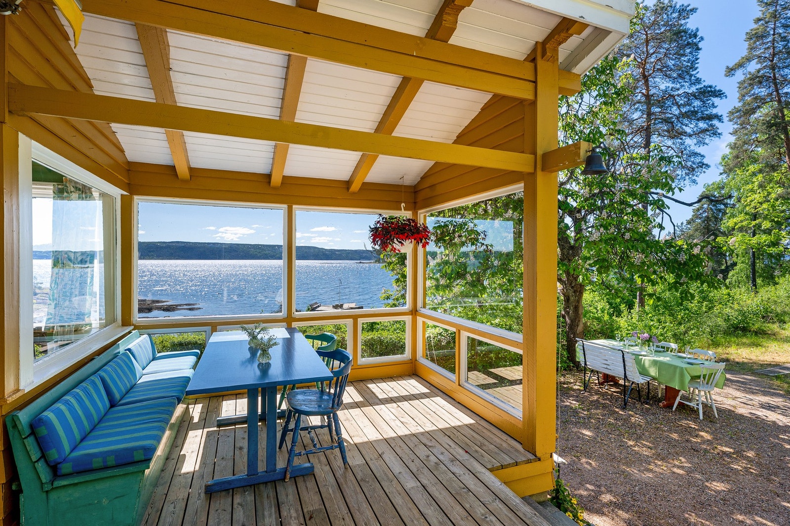 Da det ikke alltid er fint vær er det deilig å likevel sitte ute under tak. Galleribilde