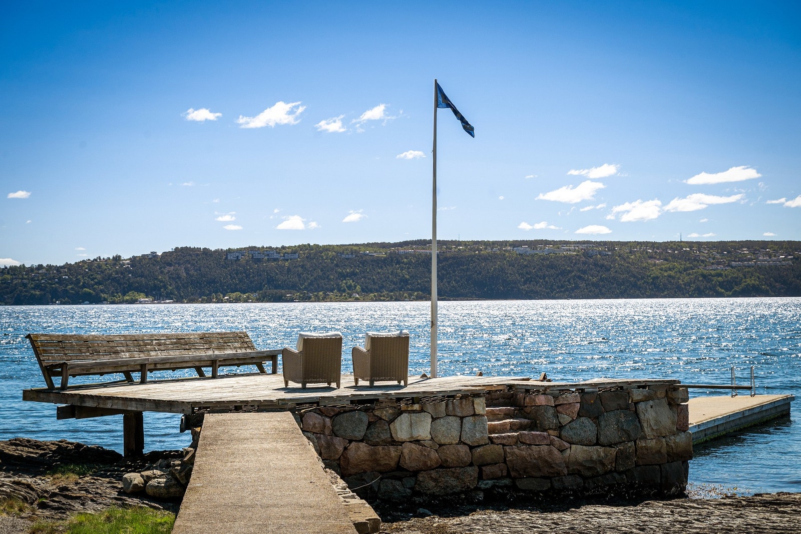 De små kan bade på grunnen mens de voksne nyter morgenkaffen på brygga. Galleribilde