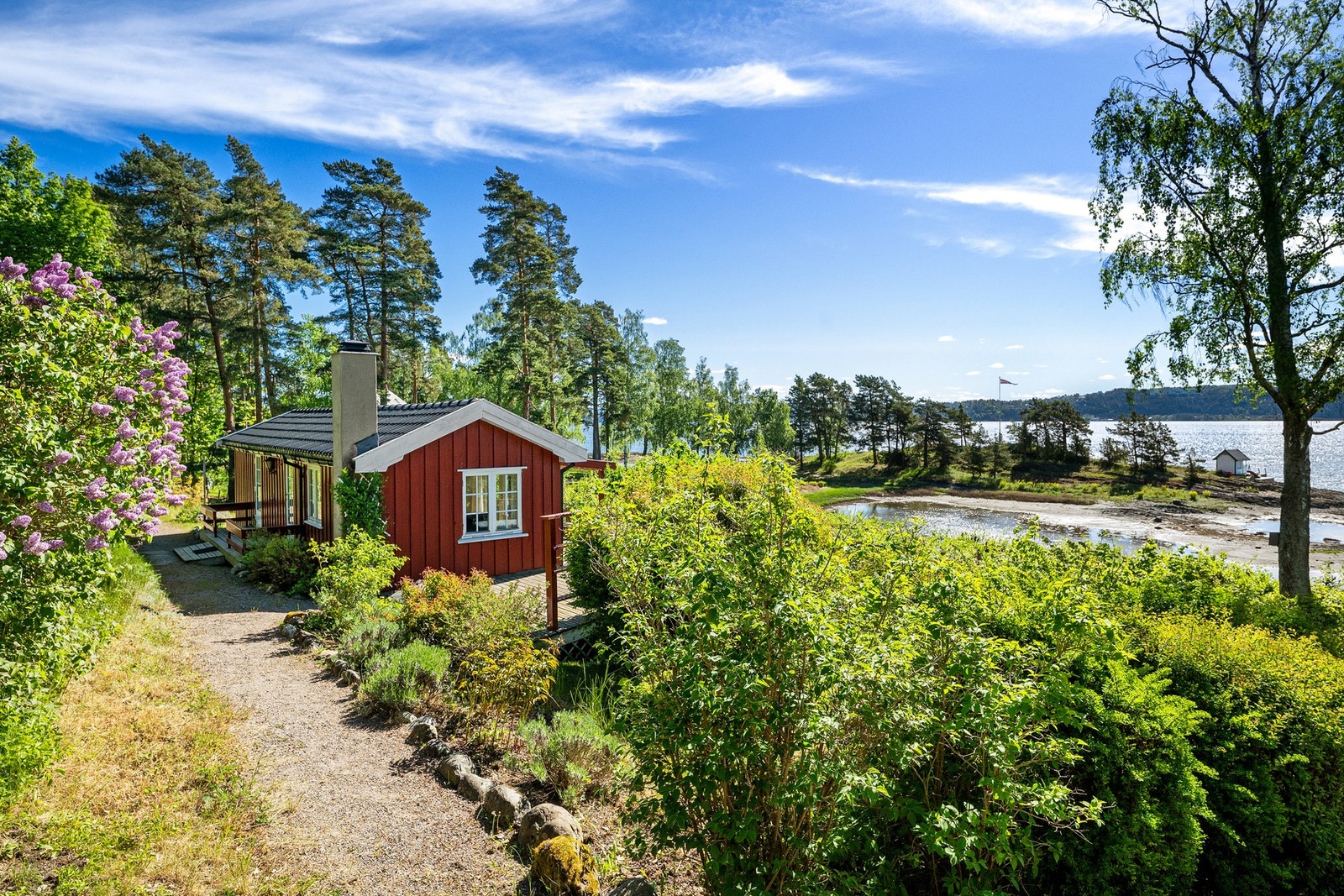 Det er flere hyggelige små grusveien mellom husene. Galleribilde