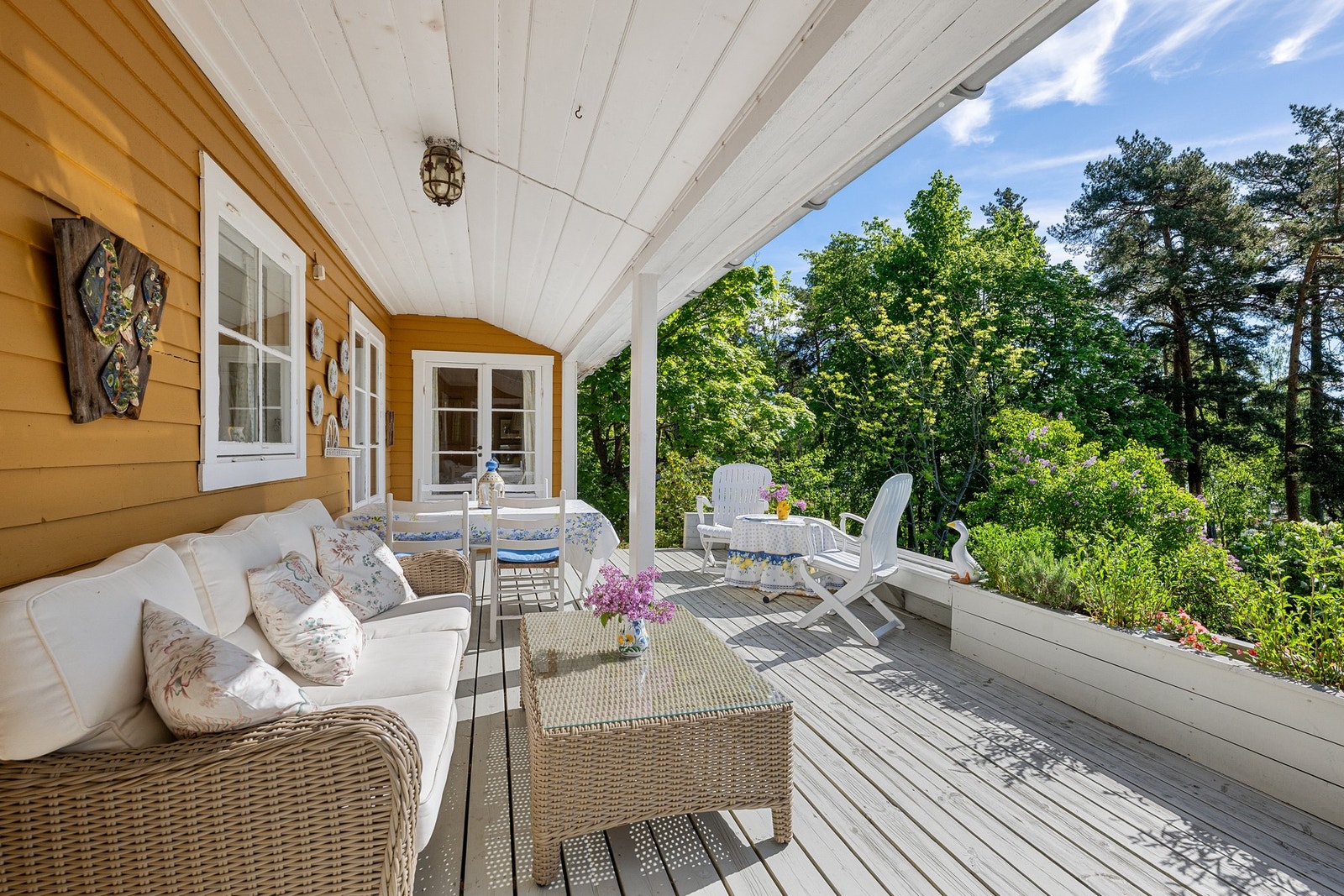 Stor terrasse. Separat inngang via doble franske dører til de to soverommene (helt i enden av terrassen, rett frem og til venstre). Galleribilde