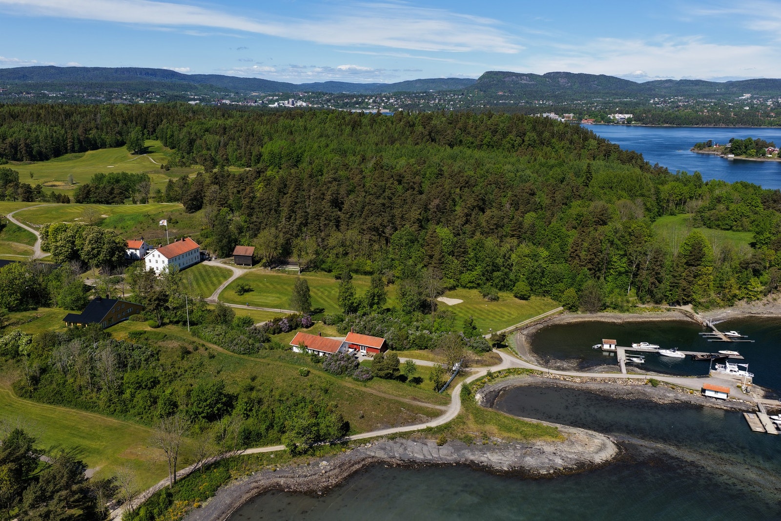 Det går en grusvei og sti fra fergekaien og bort til "Bugta" på Lille Oust hvis man skulle velge å ta ferge fra Snarøya til Oustøen. Galleribilde