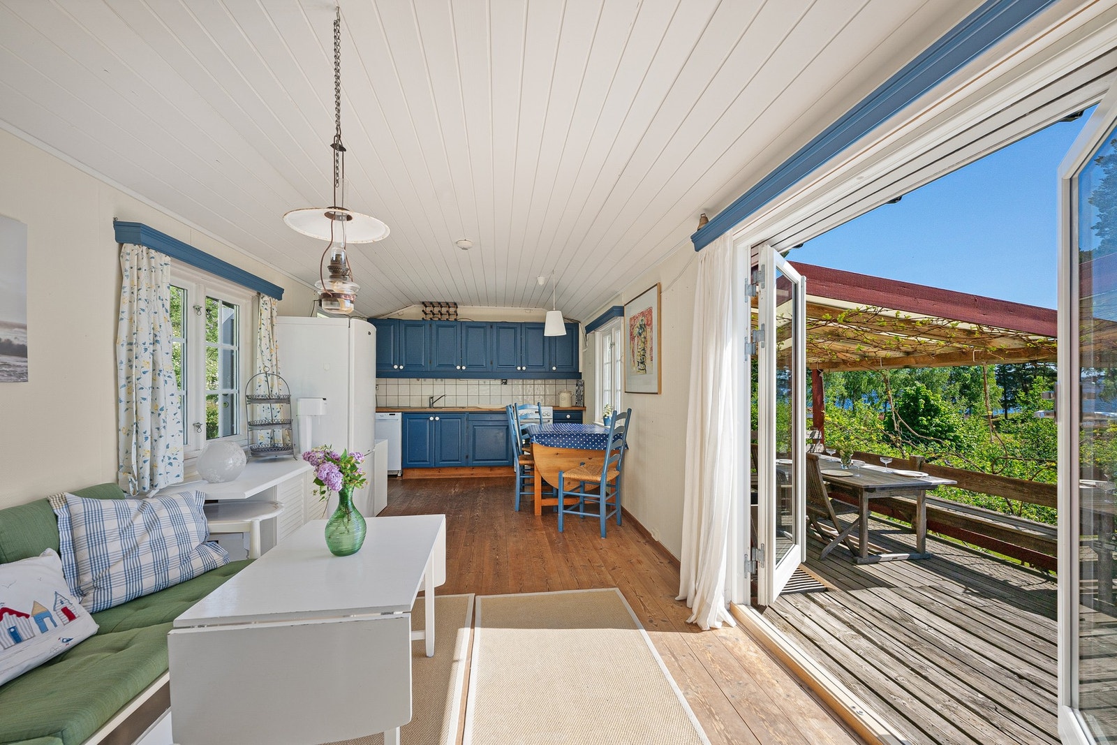 Stue og kjøkken er i åpen løsning. Alt av hvitevarer medfølger. Galleribilde