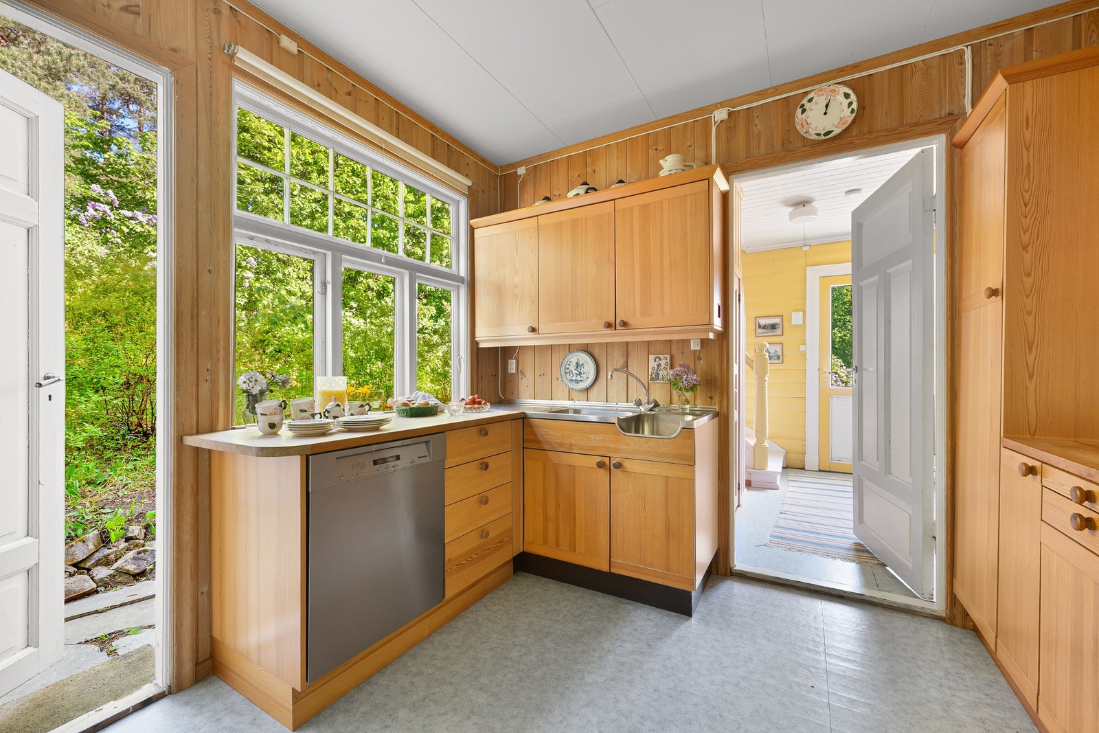 Det er egen inngang til kjøkkenet. Rett frem ligger gangen og trappen opp til soverommene. Egen inngang her også. Galleribilde