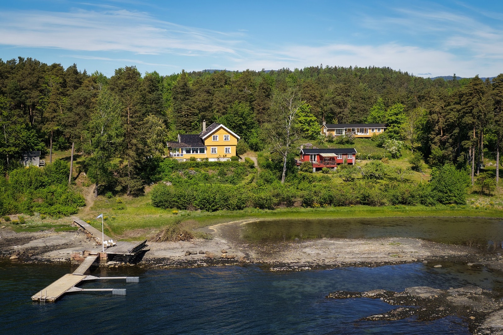 Eiendommen er på hele 8,6 mål og består av 3 hytter, anneks, og brygge du kan stupe fra! Galleribilde