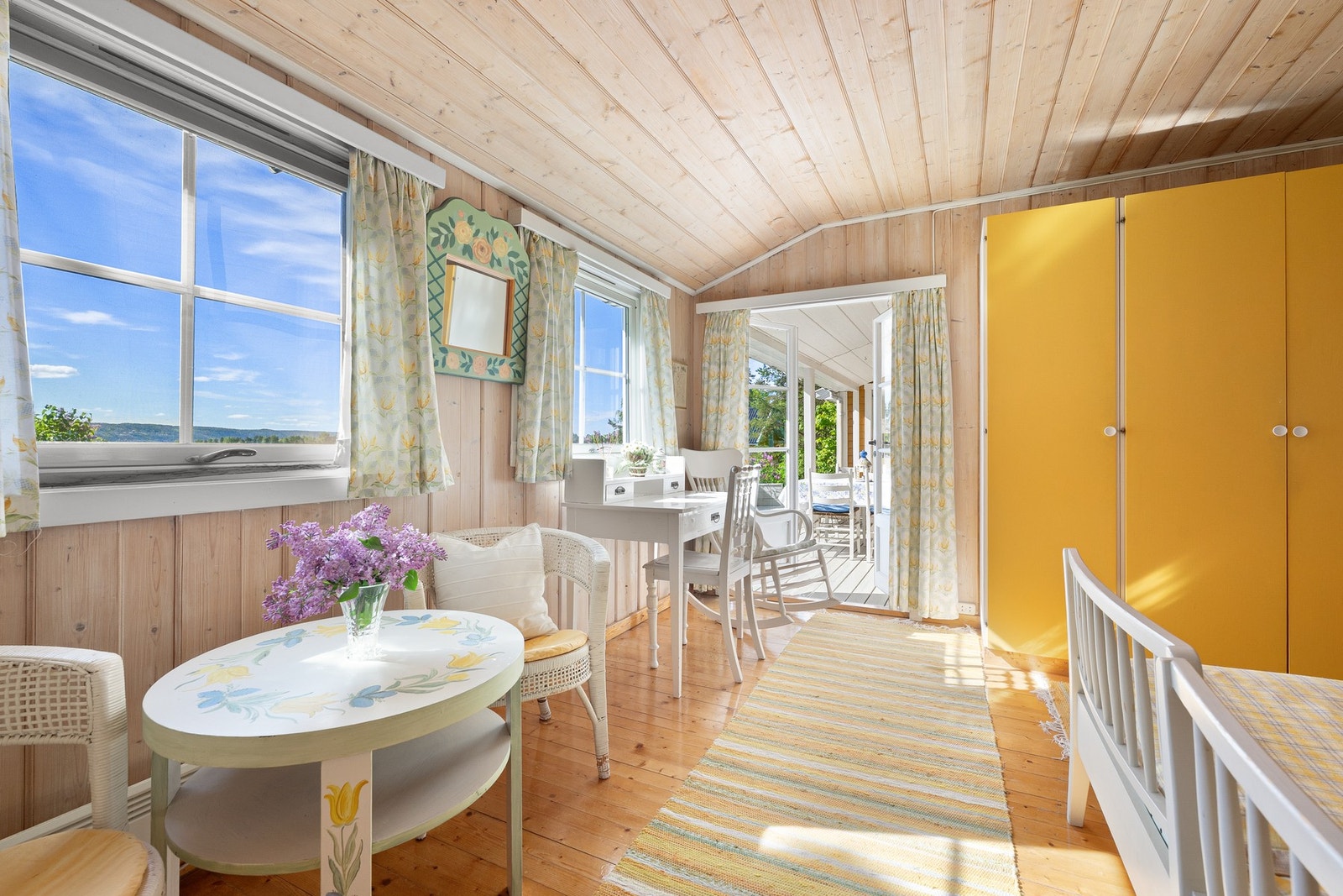 Soverom nr. 1 med utgang til terrassen. Galleribilde