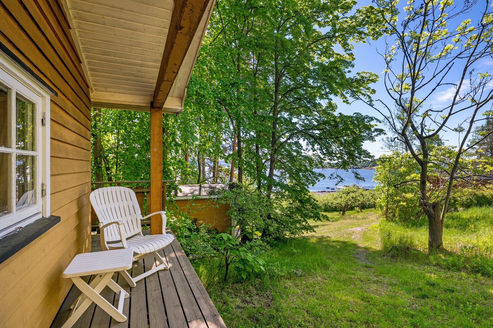 Flere trær er beholdt på eiendommen for å skape skygge og private områder. Her fra annekset hvor "ungdommen" har holdt til. Galleribilde