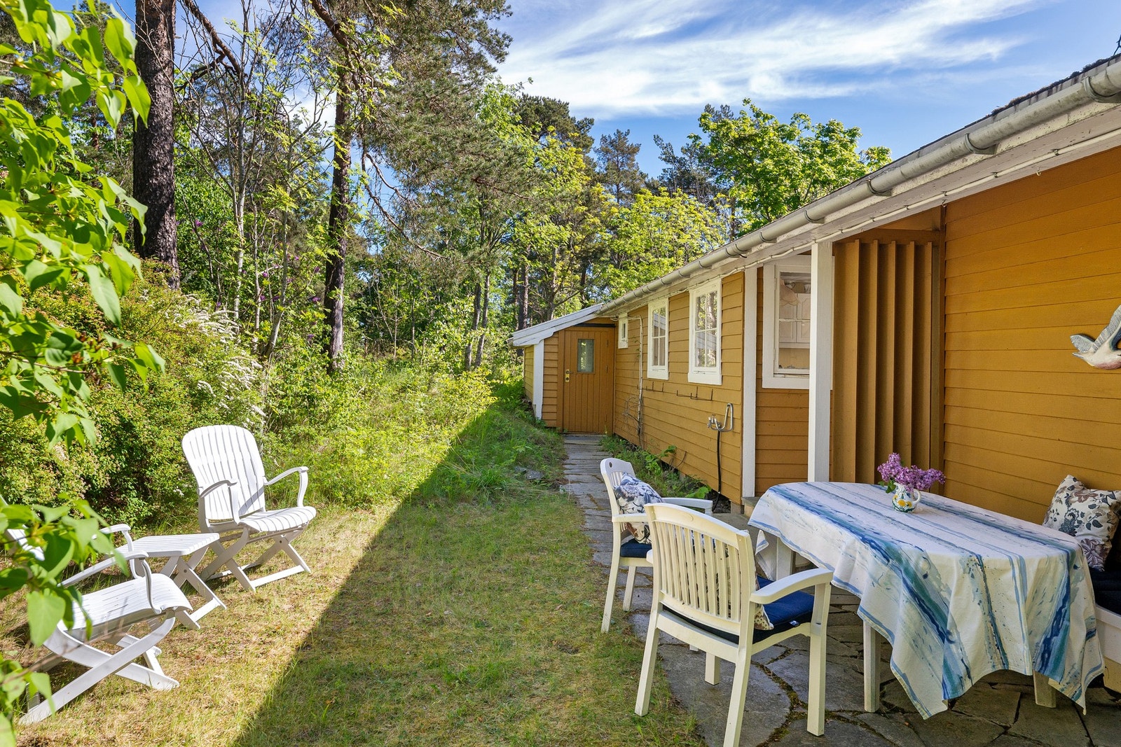På vestsiden er det skygge på formiddagen og fin aftensol på kvelden. Galleribilde