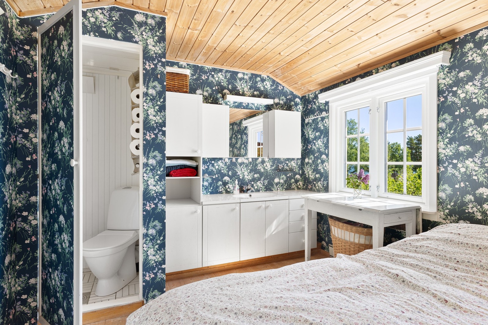 Fiffig løsning for toalett i skap. Galleribilde