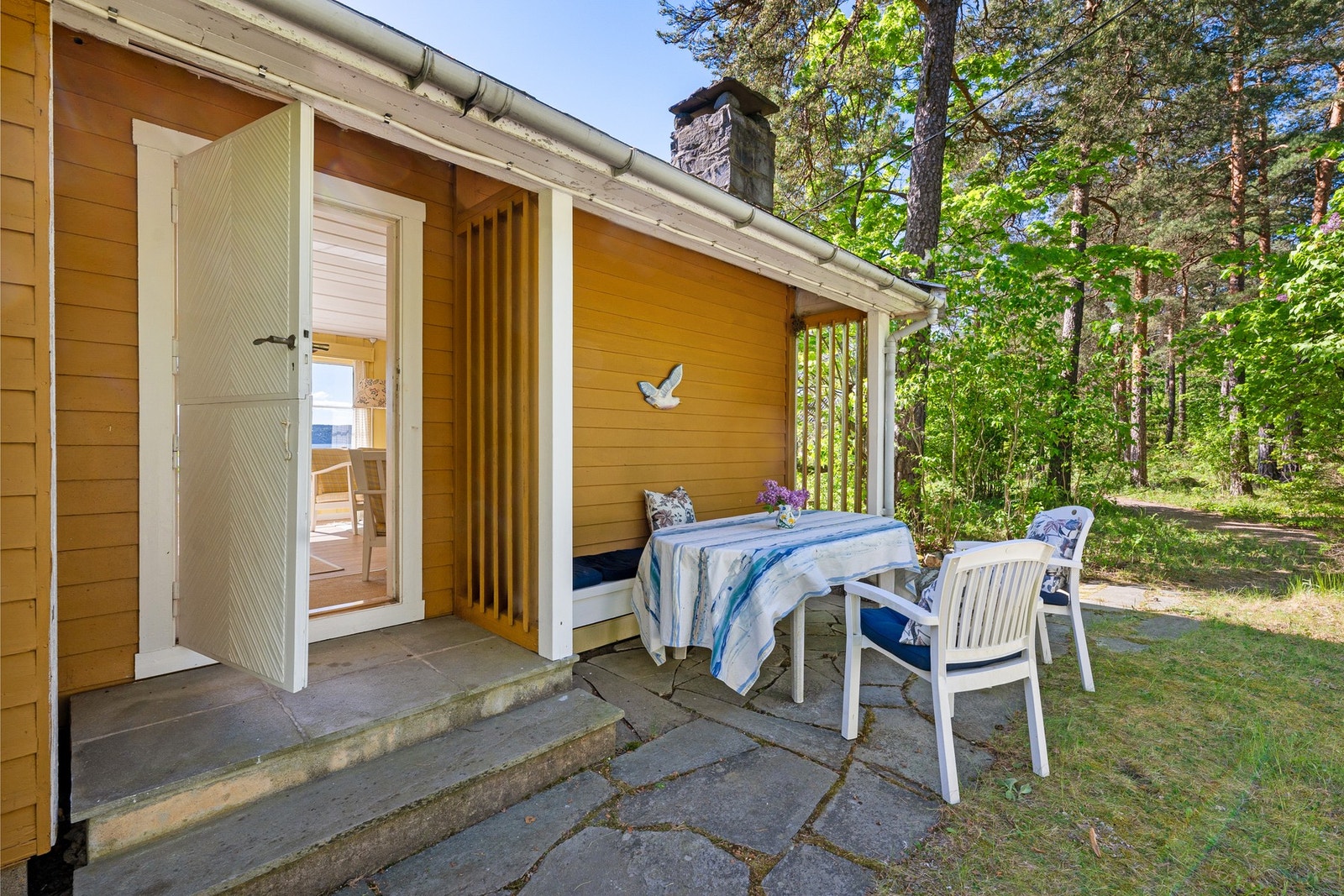 Ønsker man mer kveldssol kan trær på egen tomt fjernes. Galleribilde